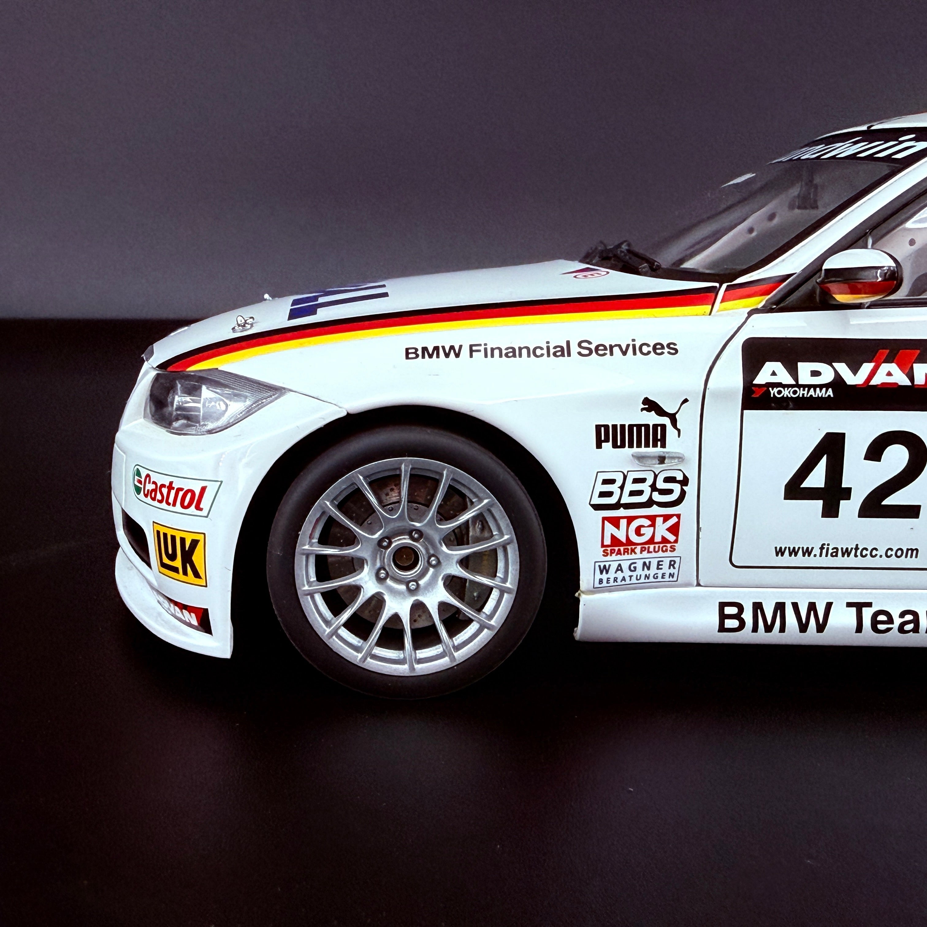 BMW E90 320si WTCC 2006 – Team Germany #42 Jörg Müller Maßstab 1:18 von AUTOart