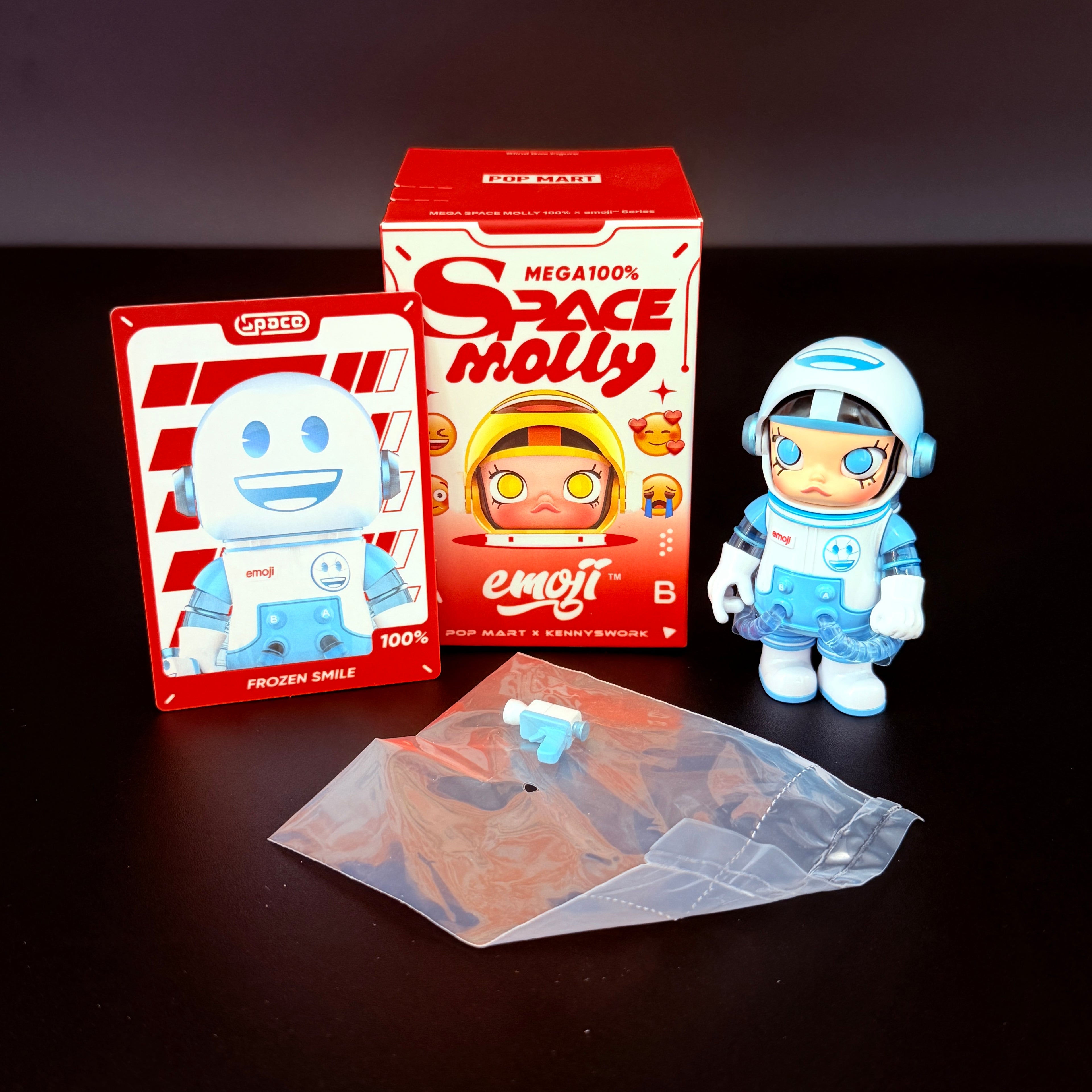 MEGA SPACE MOLLY × emoji™ Series Frozen Smile 100%, figurine, par POP MART