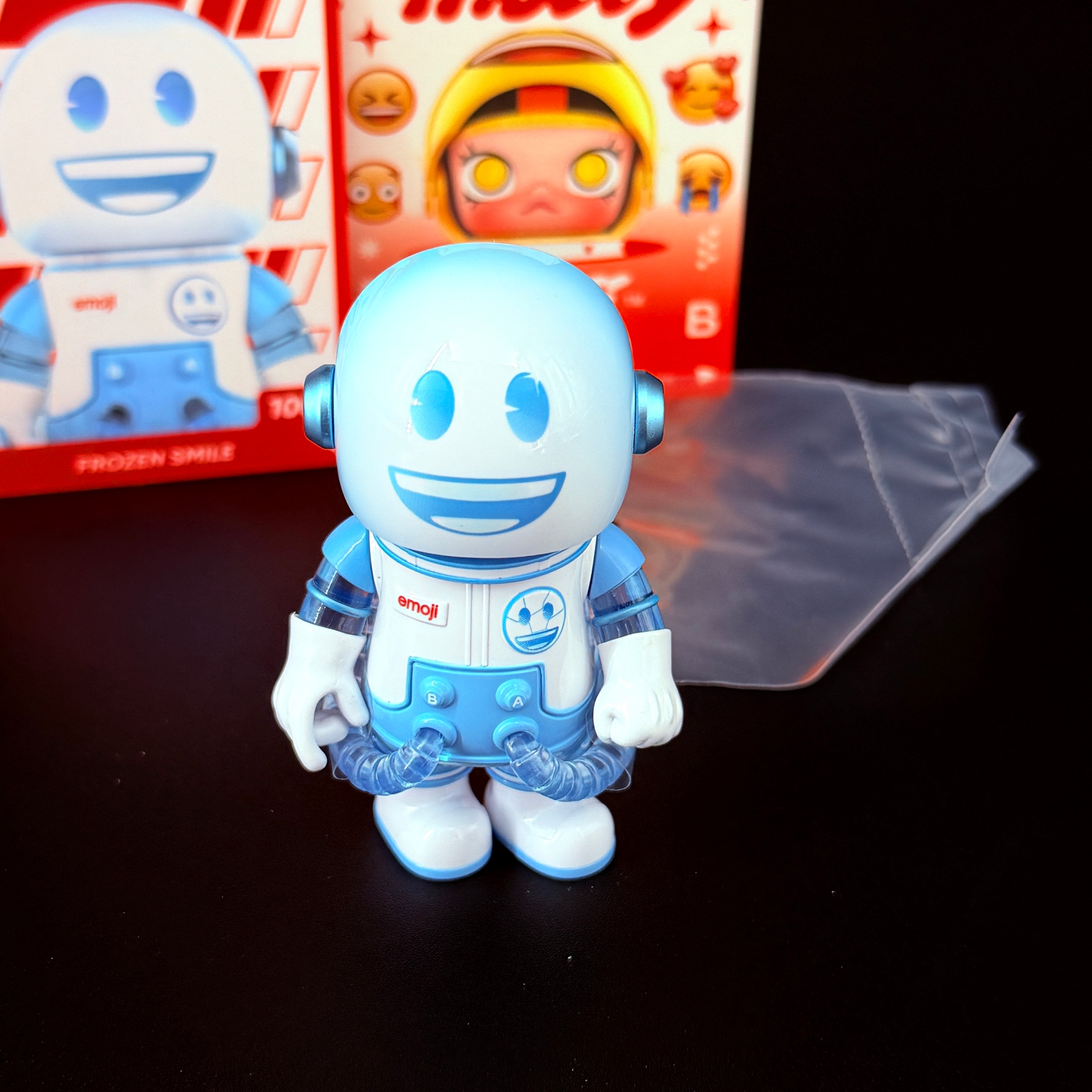 MEGA SPACE MOLLY × emoji™ Series Frozen Smile 100%, figurine, par POP MART
