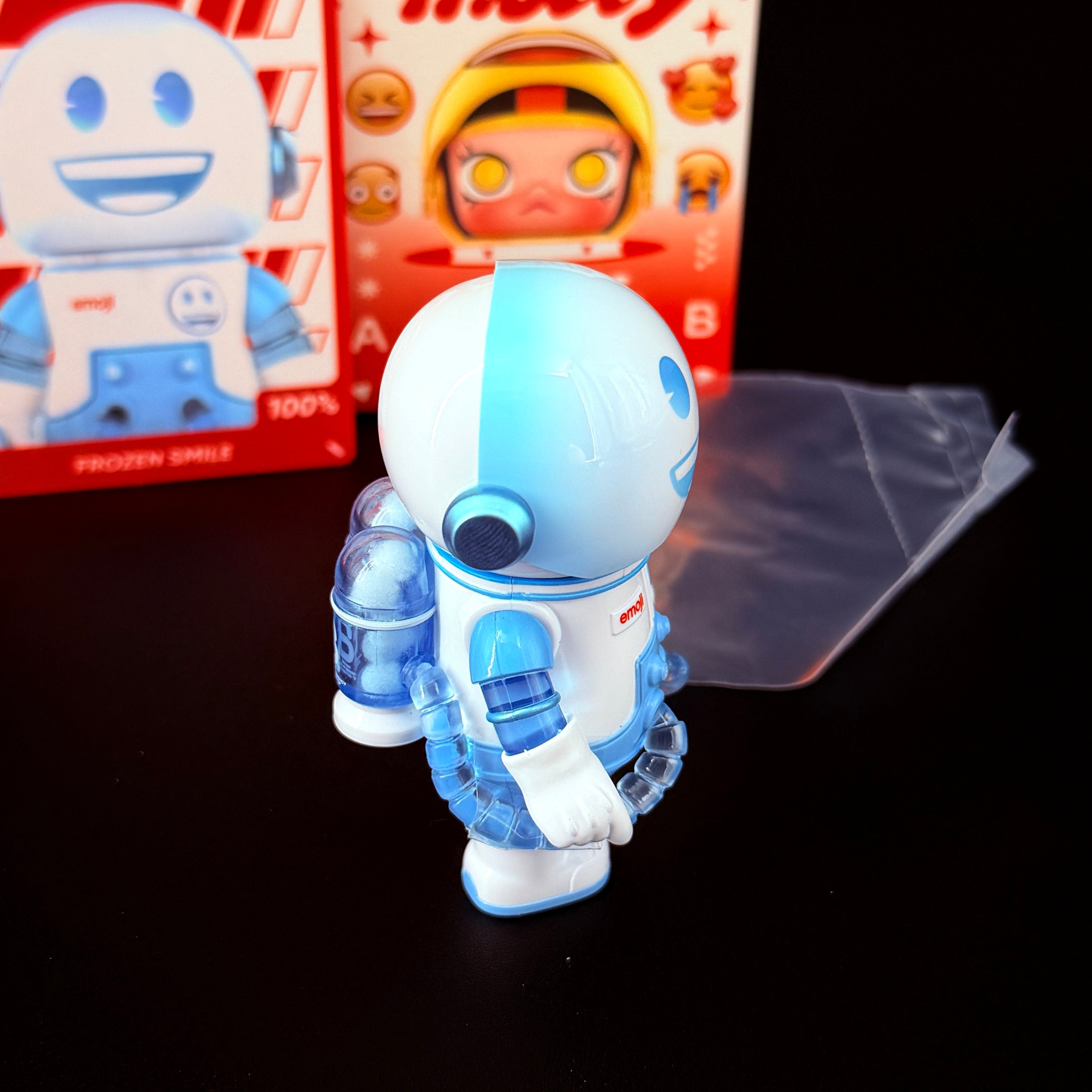 MEGA SPACE MOLLY × emoji™ Series Frozen Smile 100%, figurine, par POP MART