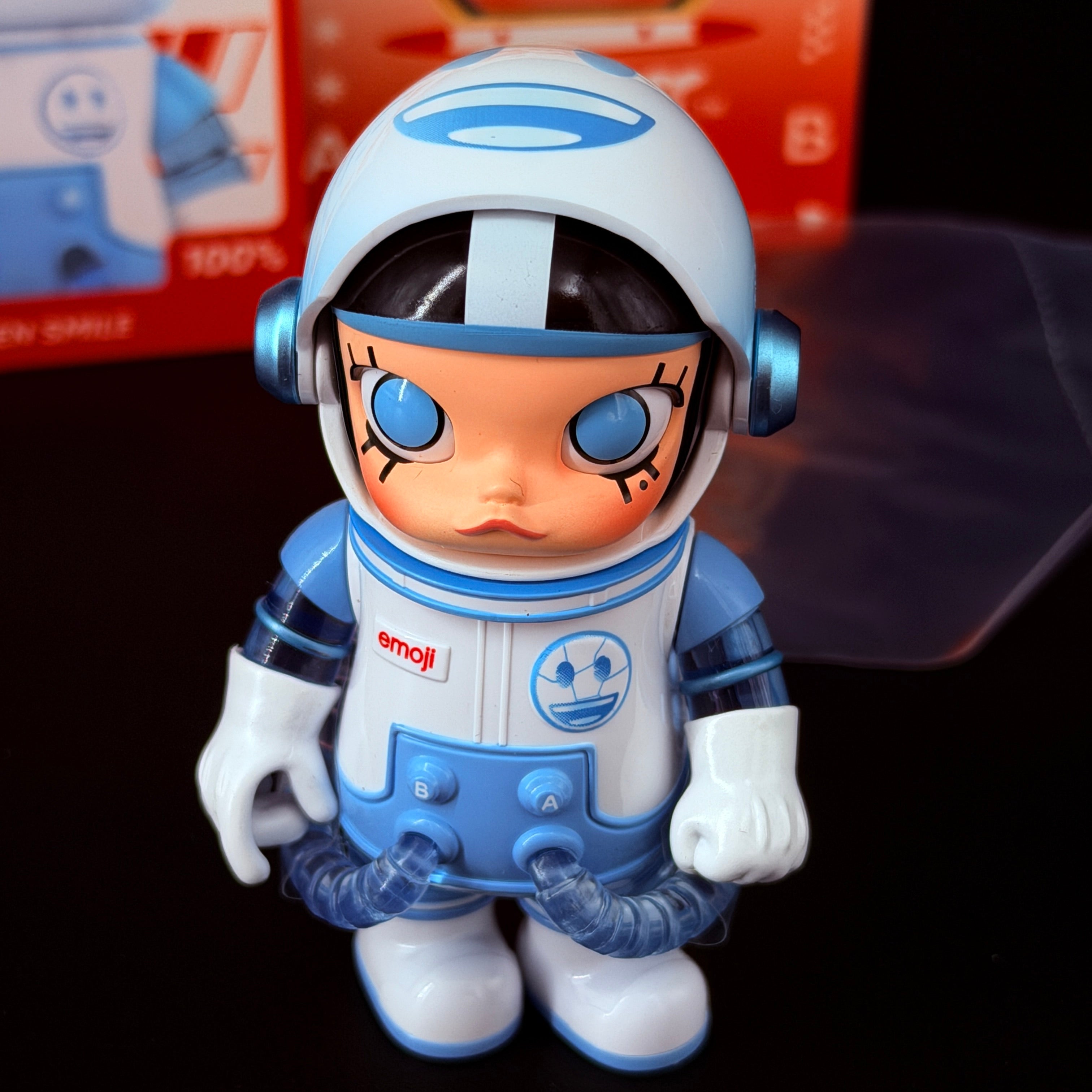 MEGA SPACE MOLLY × emoji™ Series Frozen Smile 100%, figurine, par POP MART
