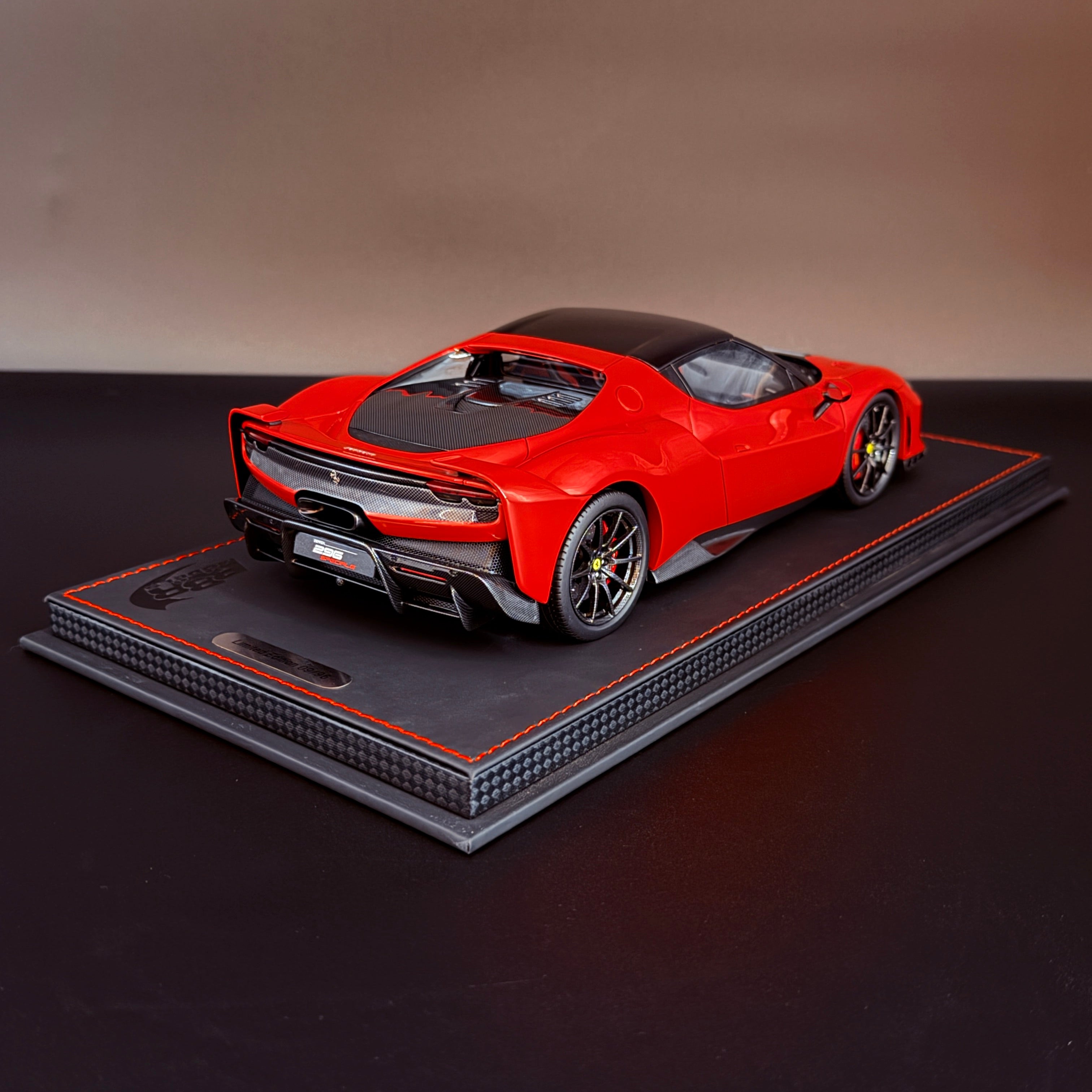 BBR Models Ferrari 296 Speciale Rosso Corsa con Techo Negro – Coche a Escala 1:18 con Vitrina (Edición Limitada 96 unidades) de BBR Models