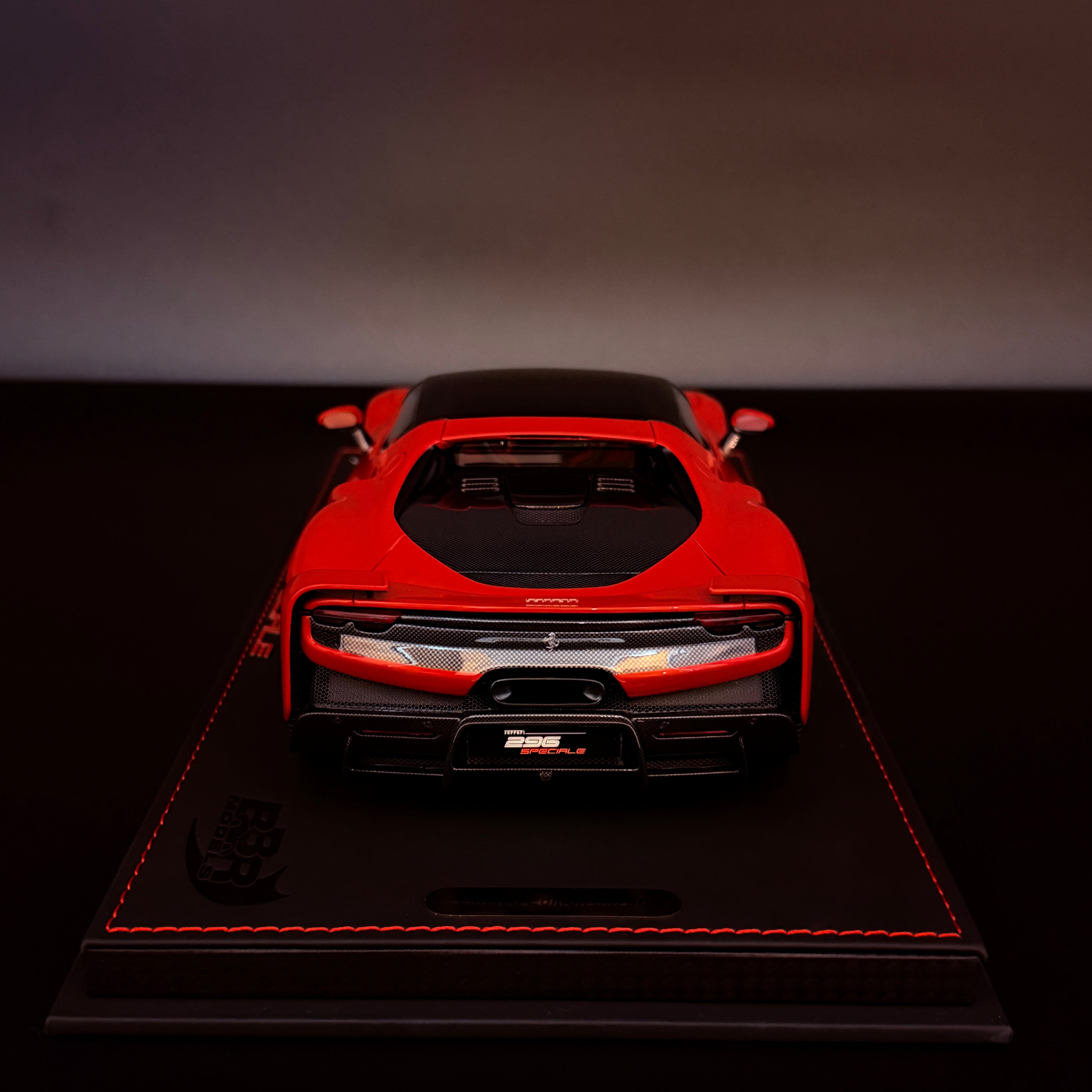 BBR Models Ferrari 296 Speciale Rosso Corsa con Techo Negro – Coche a Escala 1:18 con Vitrina (Edición Limitada 96 unidades) de BBR Models