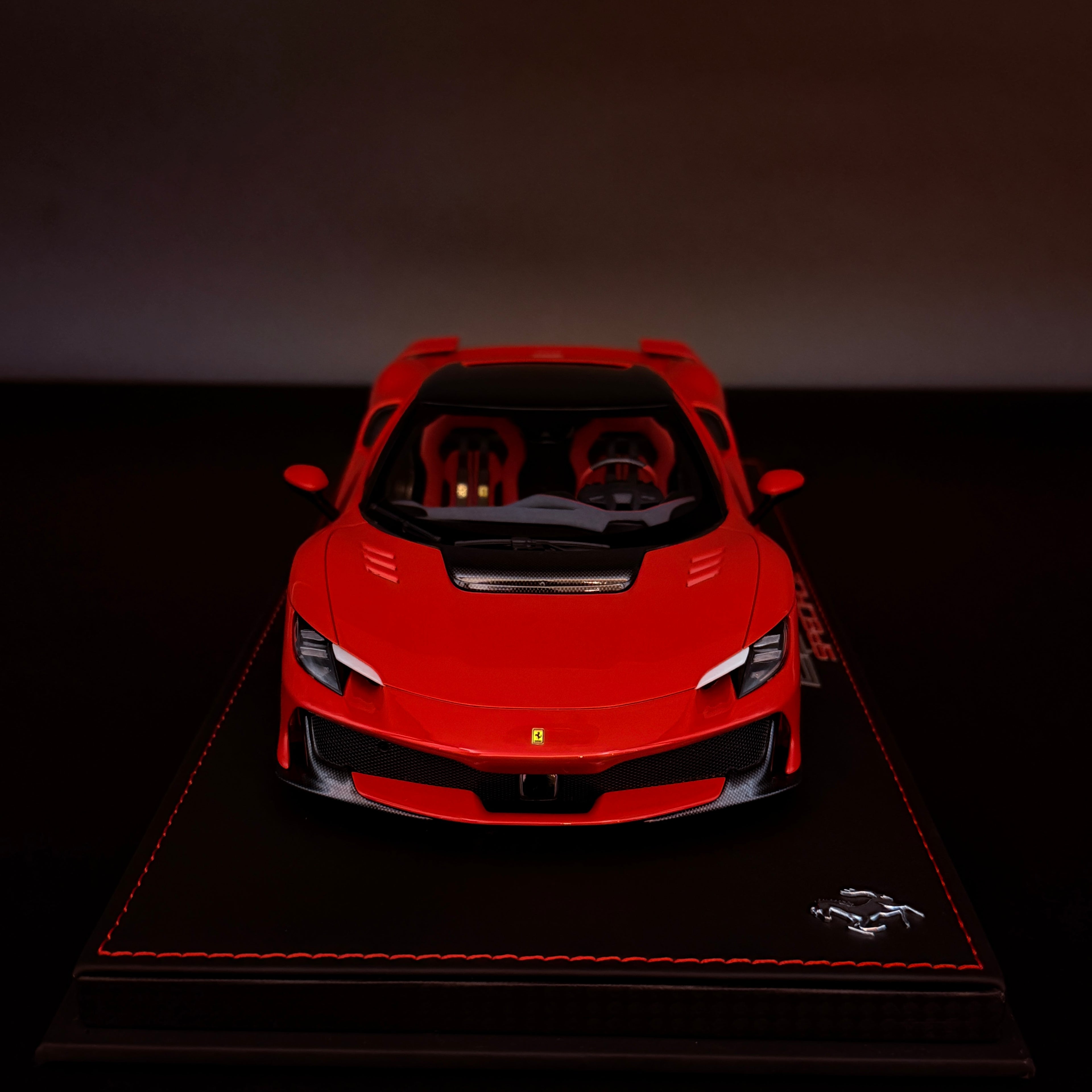 BBR Models Ferrari 296 Speciale Rosso Corsa con Techo Negro – Coche a Escala 1:18 con Vitrina (Edición Limitada 96 unidades) de BBR Models