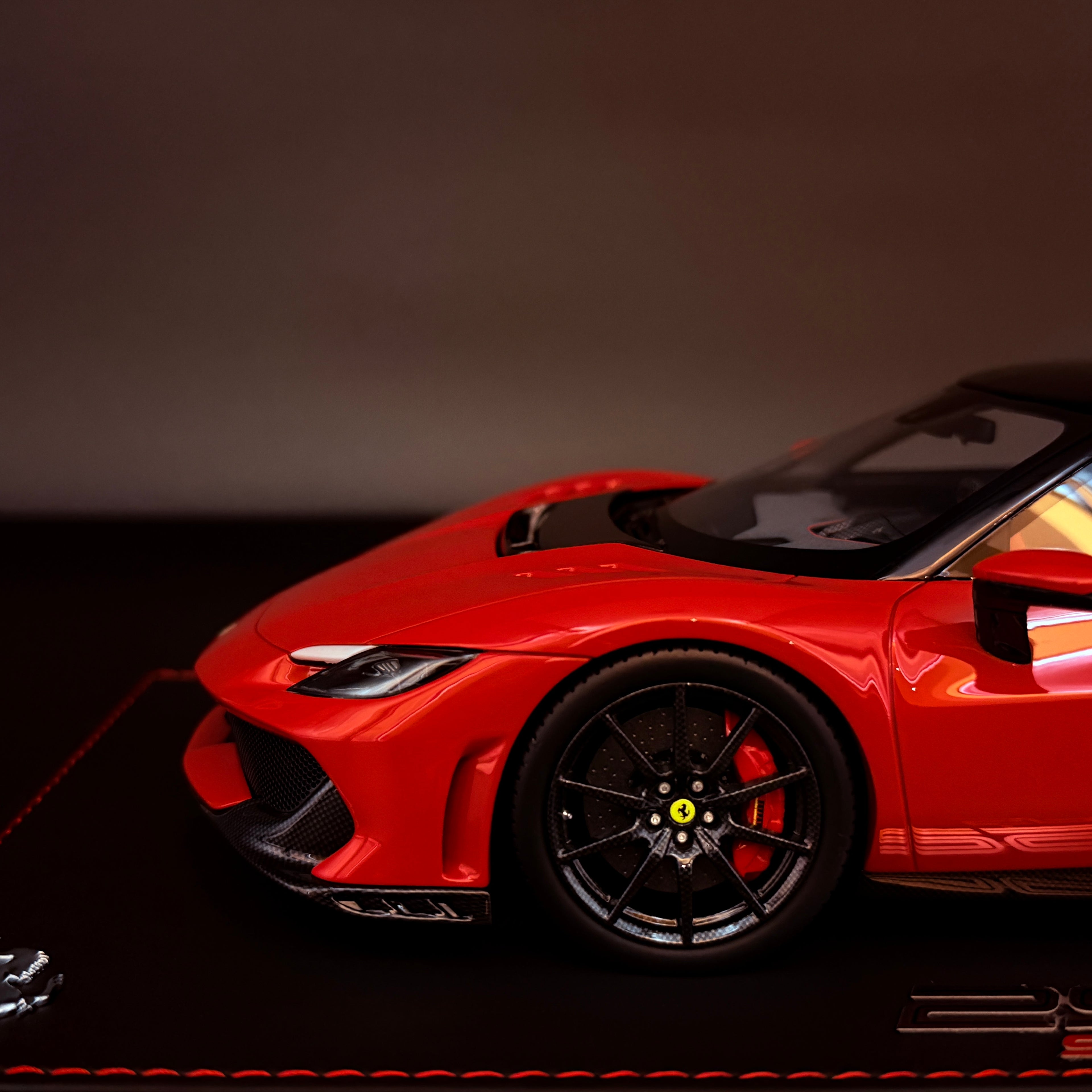 BBR Models Ferrari 296 Speciale Rosso Corsa con Techo Negro – Coche a Escala 1:18 con Vitrina (Edición Limitada 96 unidades) de BBR Models