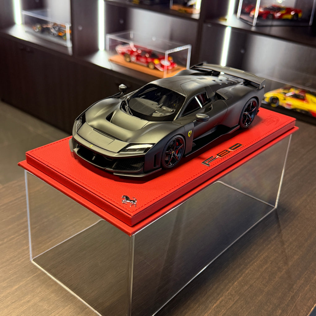 Ferrari F80 Matowy czarny 1:18 z gablotą od BBR Models — limitowana seria 30 szt.