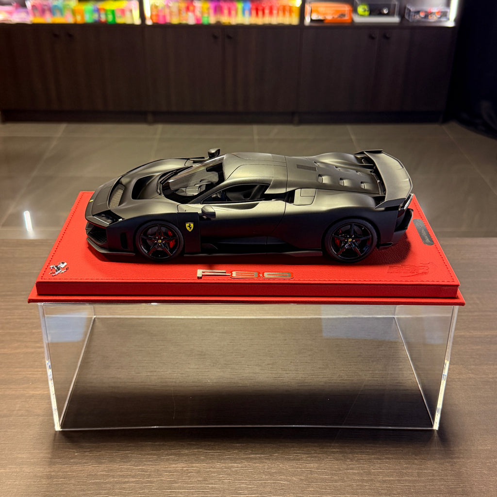 Ferrari F80 Matowy czarny 1:18 z gablotą od BBR Models — limitowana seria 30 szt.