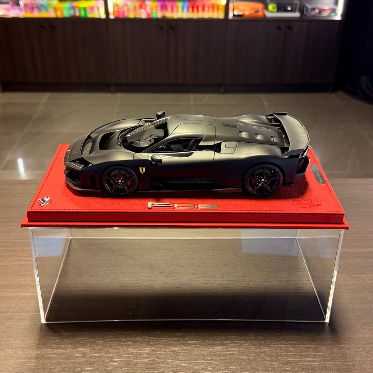 Ferrari F80 Matowy czarny 1:18 z gablotą od BBR Models — limitowana seria 30 szt.