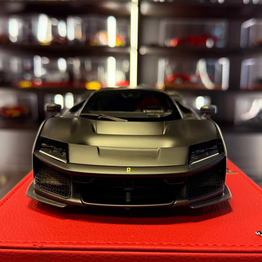 Ferrari F80 Matowy czarny 1:18 z gablotą od BBR Models — limitowana seria 30 szt.