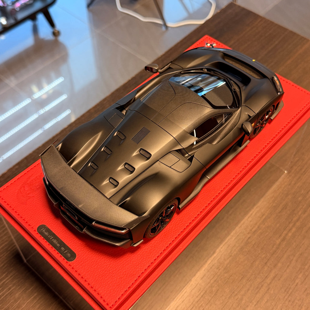 Ferrari F80 Matowy czarny 1:18 z gablotą od BBR Models — limitowana seria 30 szt.