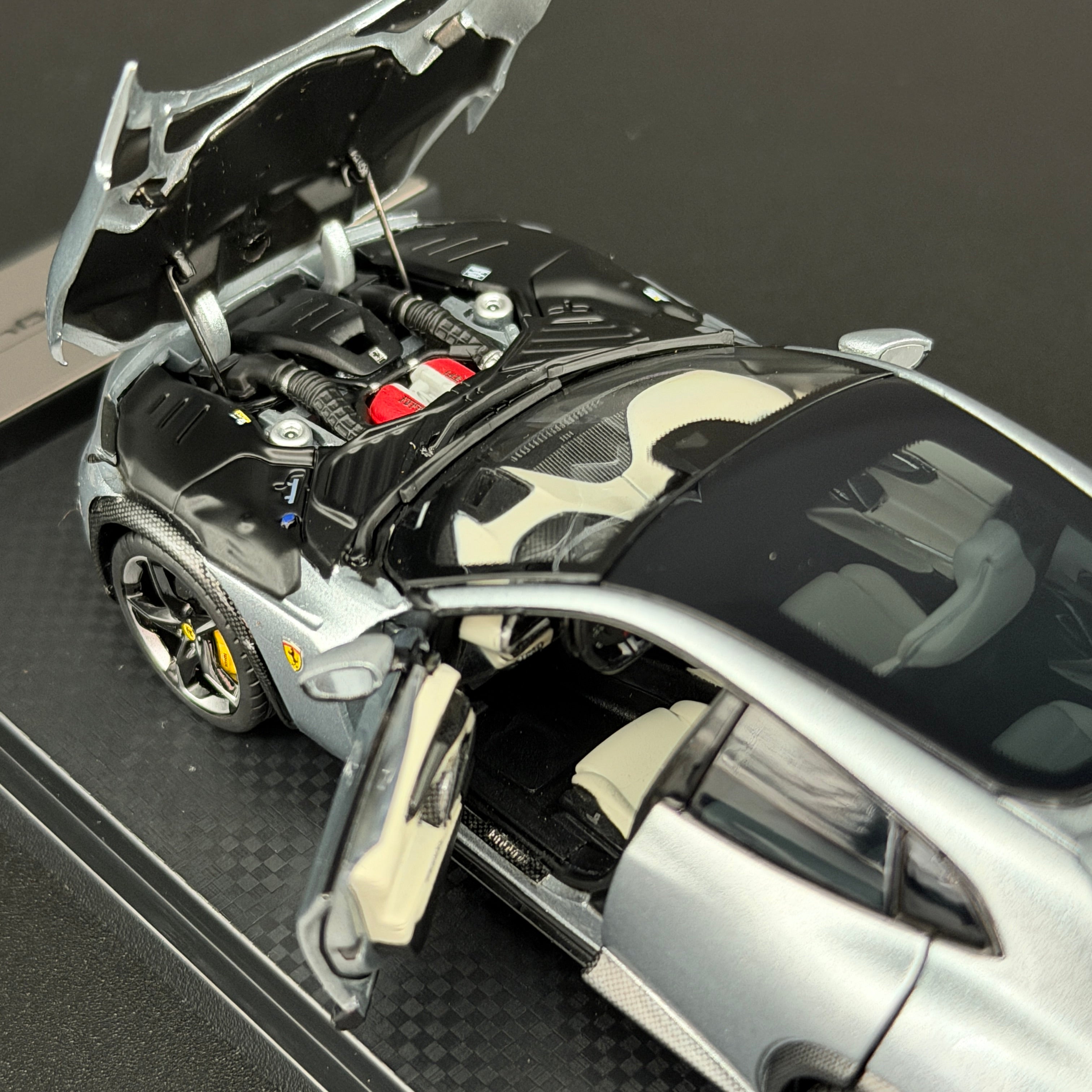 Ferrari Purosangue Panoramadach – Grigio Titanio Maßstab 1:43 von BBR Models