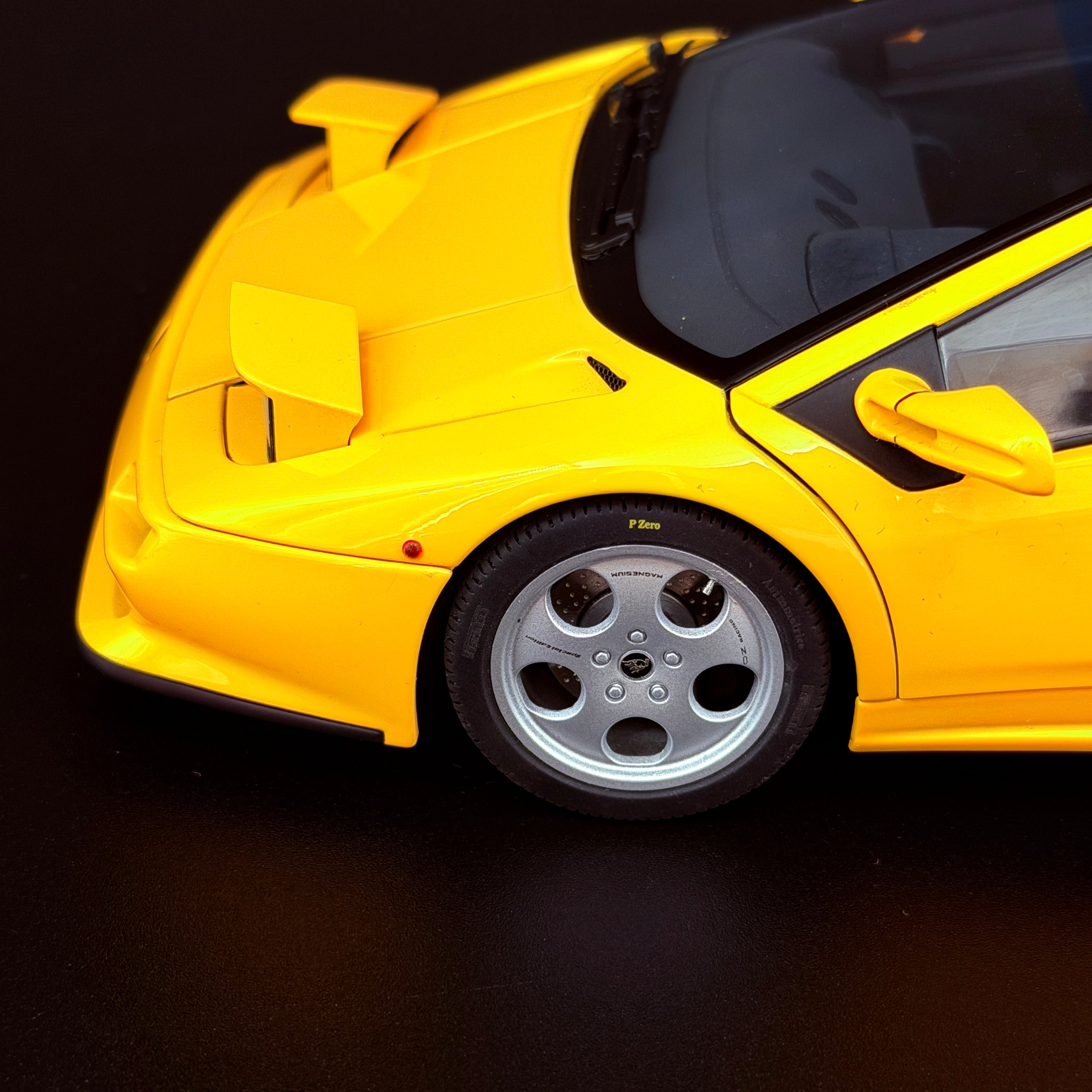 Lamborghini Diablo SE30 JOTA – Superfly Yellow Maßstab 1:18 von AUTOart