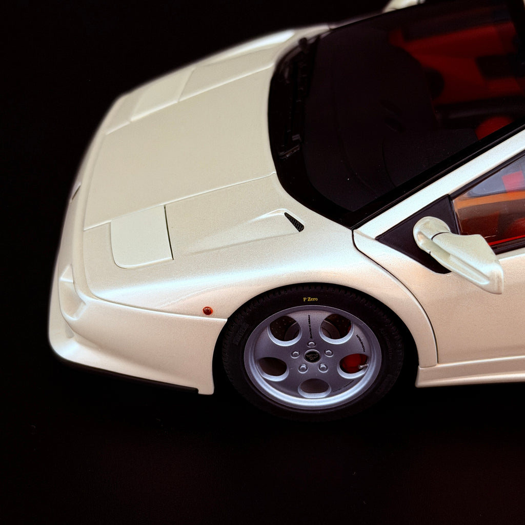 Lamborghini Diablo SE30 JOTA – Balloon White Maßstab 1:18 von AUTOart
