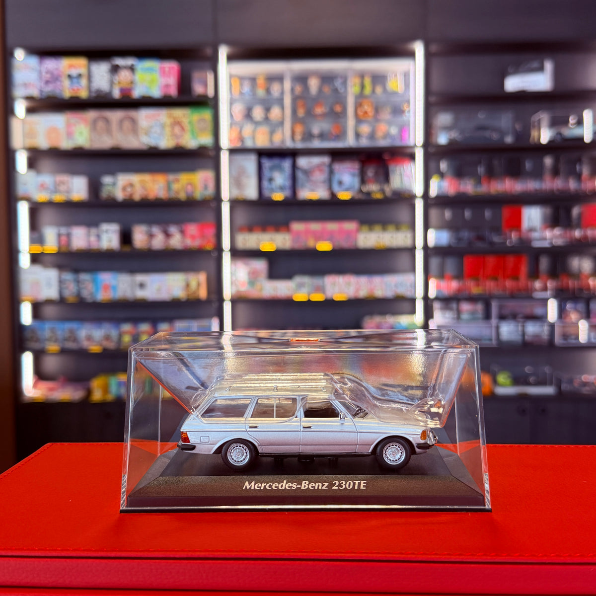 Mercedes-Benz 230 TE (W123) 1982 stříbrná 1:43 od Maxichamps