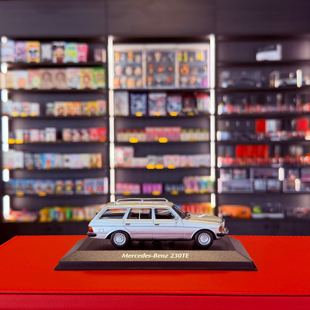 Mercedes-Benz 230 TE (W123) 1982 stříbrná 1:43 od Maxichamps