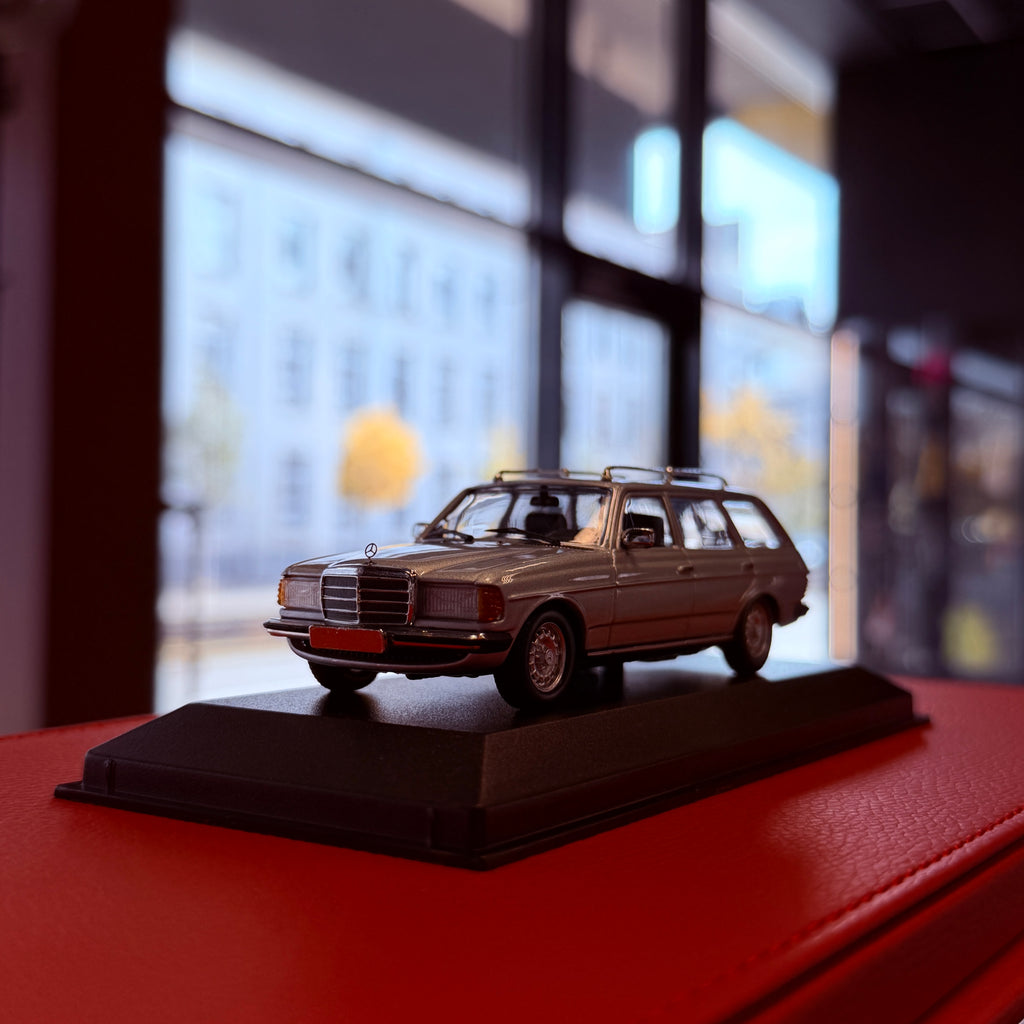 Mercedes-Benz 230 TE (W123) 1982 stříbrná 1:43 od Maxichamps