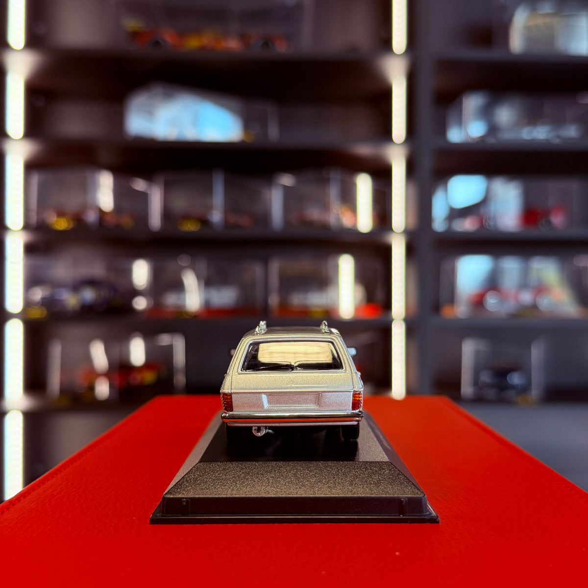 Mercedes-Benz 230 TE (W123) 1982 stříbrná 1:43 od Maxichamps