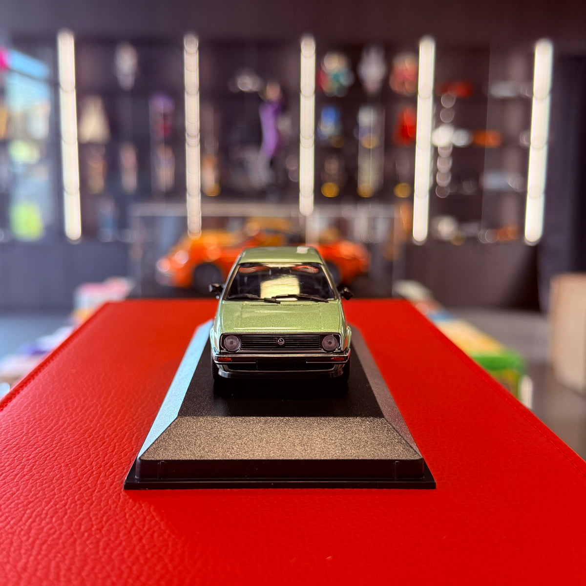 Volkswagen Golf II 4dveřový 1985 stříbrná metalická zelená 1:43 od Maxichamps