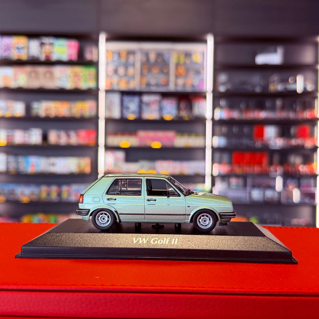 Volkswagen Golf II 4dveřový 1985 stříbrná metalická zelená 1:43 od Maxichamps