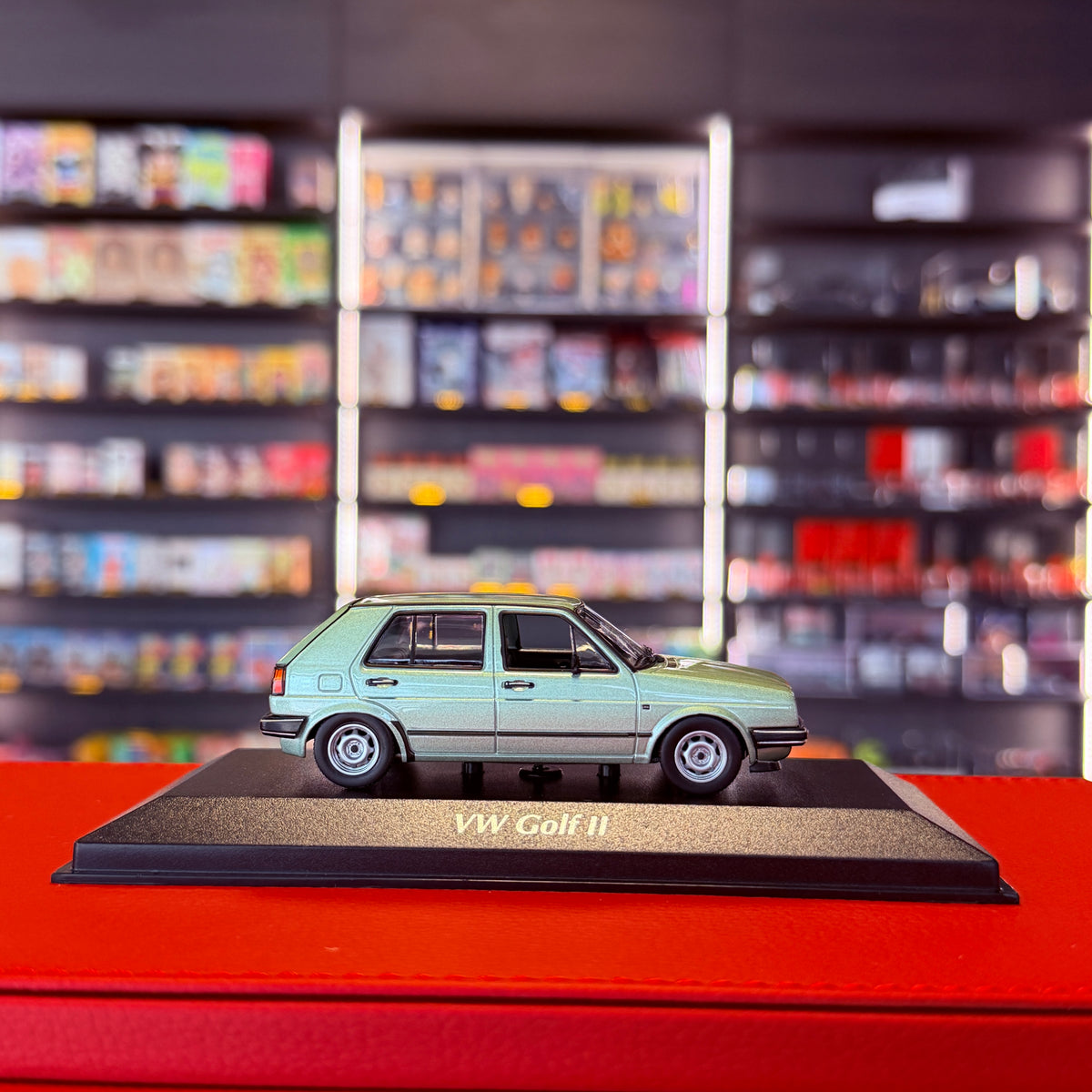 Volkswagen Golf II 4dveřový 1985 stříbrná metalická zelená 1:43 od Maxichamps