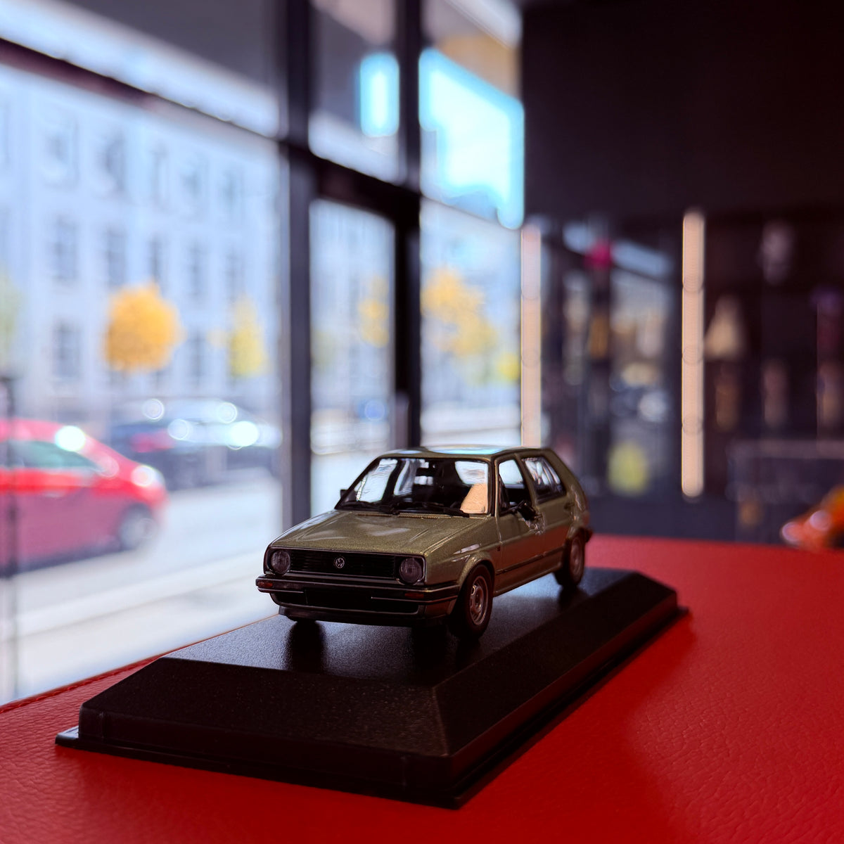 Volkswagen Golf II 4dveřový 1985 stříbrná metalická zelená 1:43 od Maxichamps