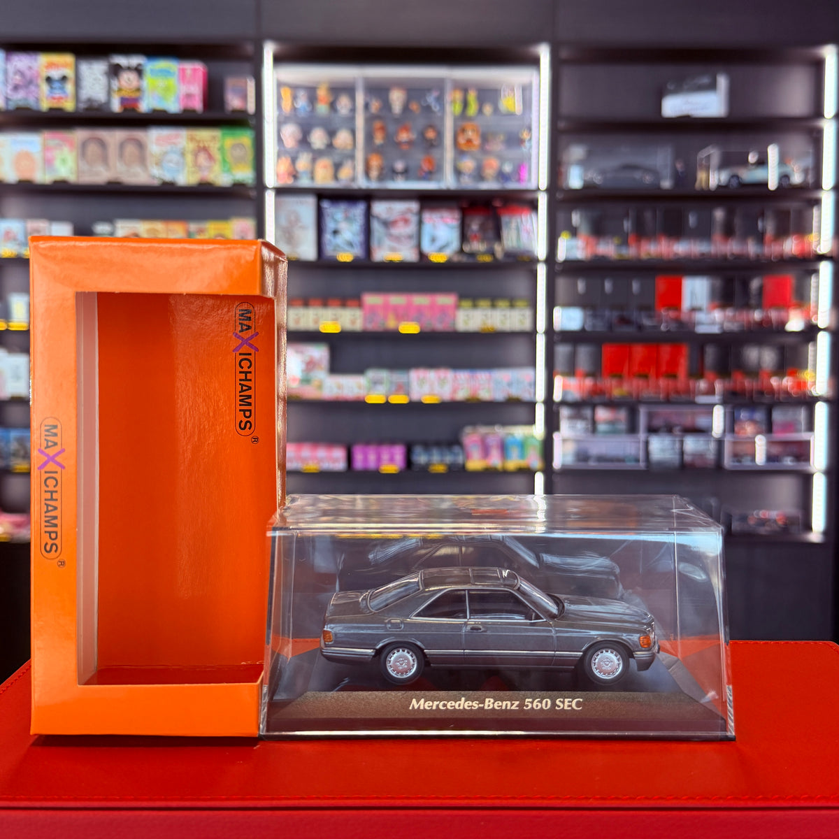 Mercedes-Benz 560 SEC (C126) 1986 šedá metalíza 1:43 od Maxichamps