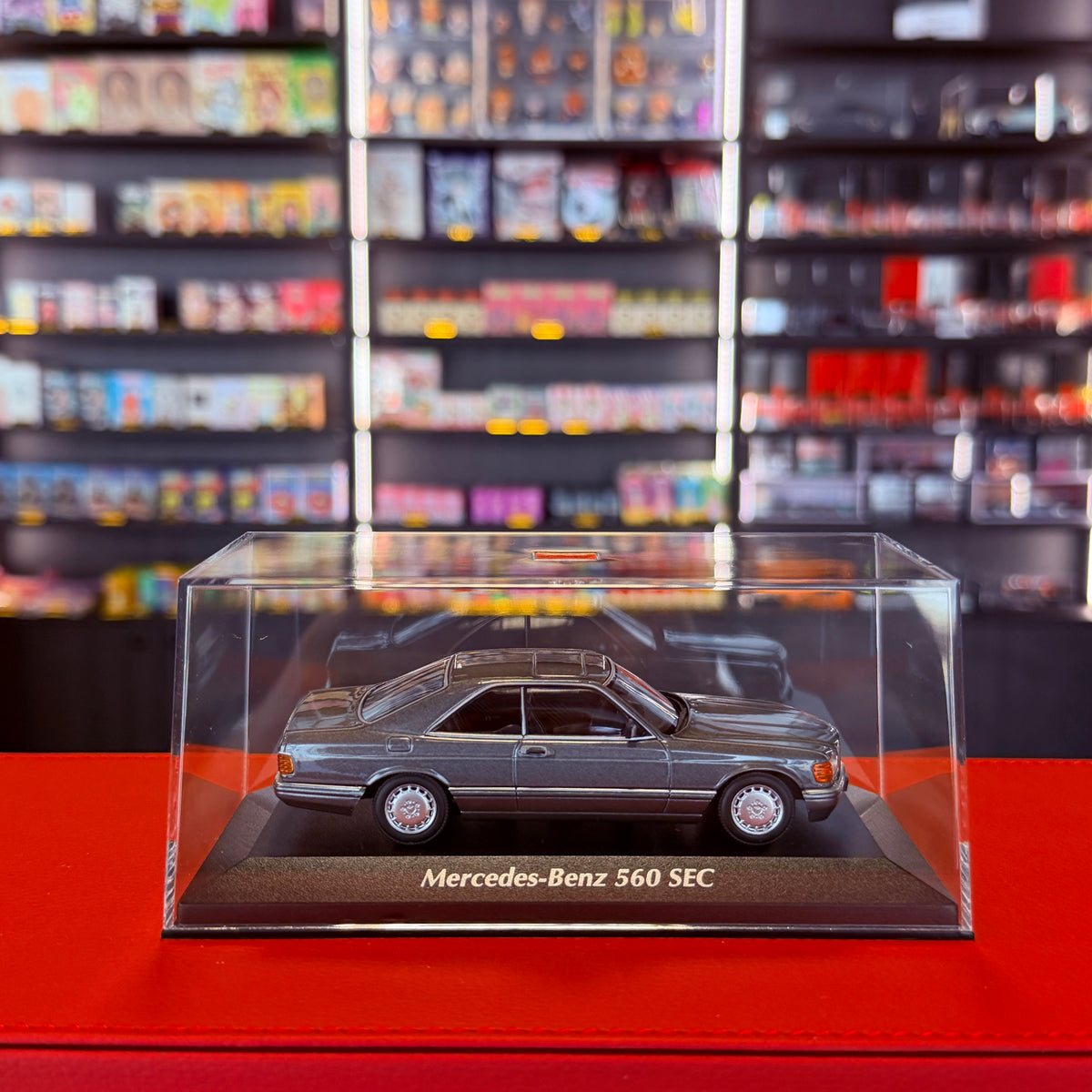 Mercedes-Benz 560 SEC (C126) 1986 šedá metalíza 1:43 od Maxichamps