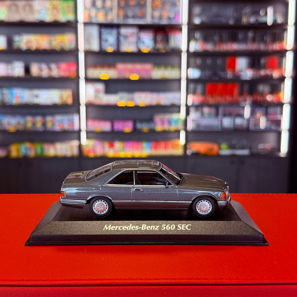 Mercedes-Benz 560 SEC (C126) 1986 šedá metalíza 1:43 od Maxichamps