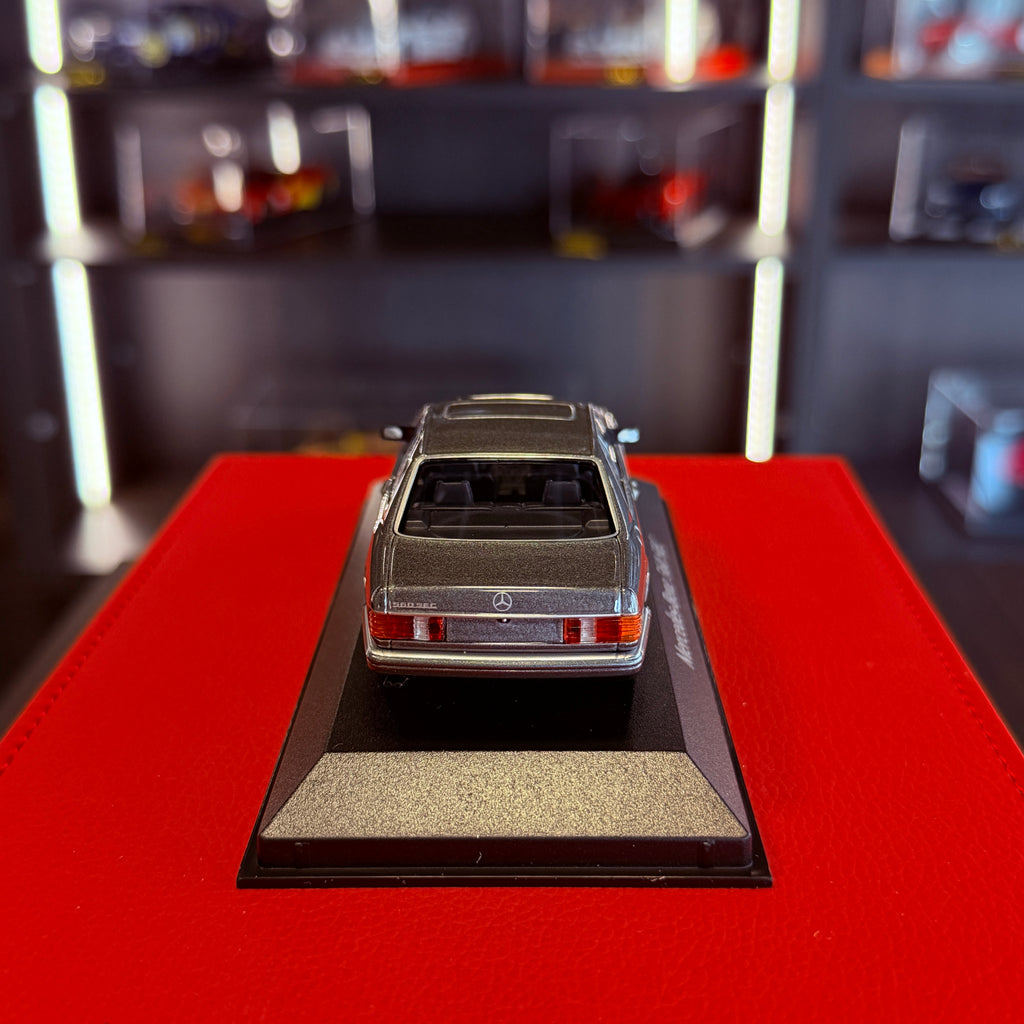 Mercedes-Benz 560 SEC (C126) 1986 šedá metalíza 1:43 od Maxichamps