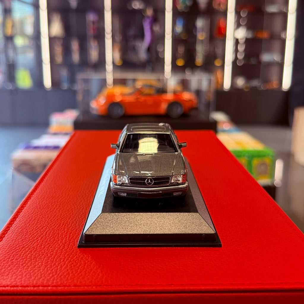 Mercedes-Benz 560 SEC (C126) 1986 šedá metalíza 1:43 od Maxichamps