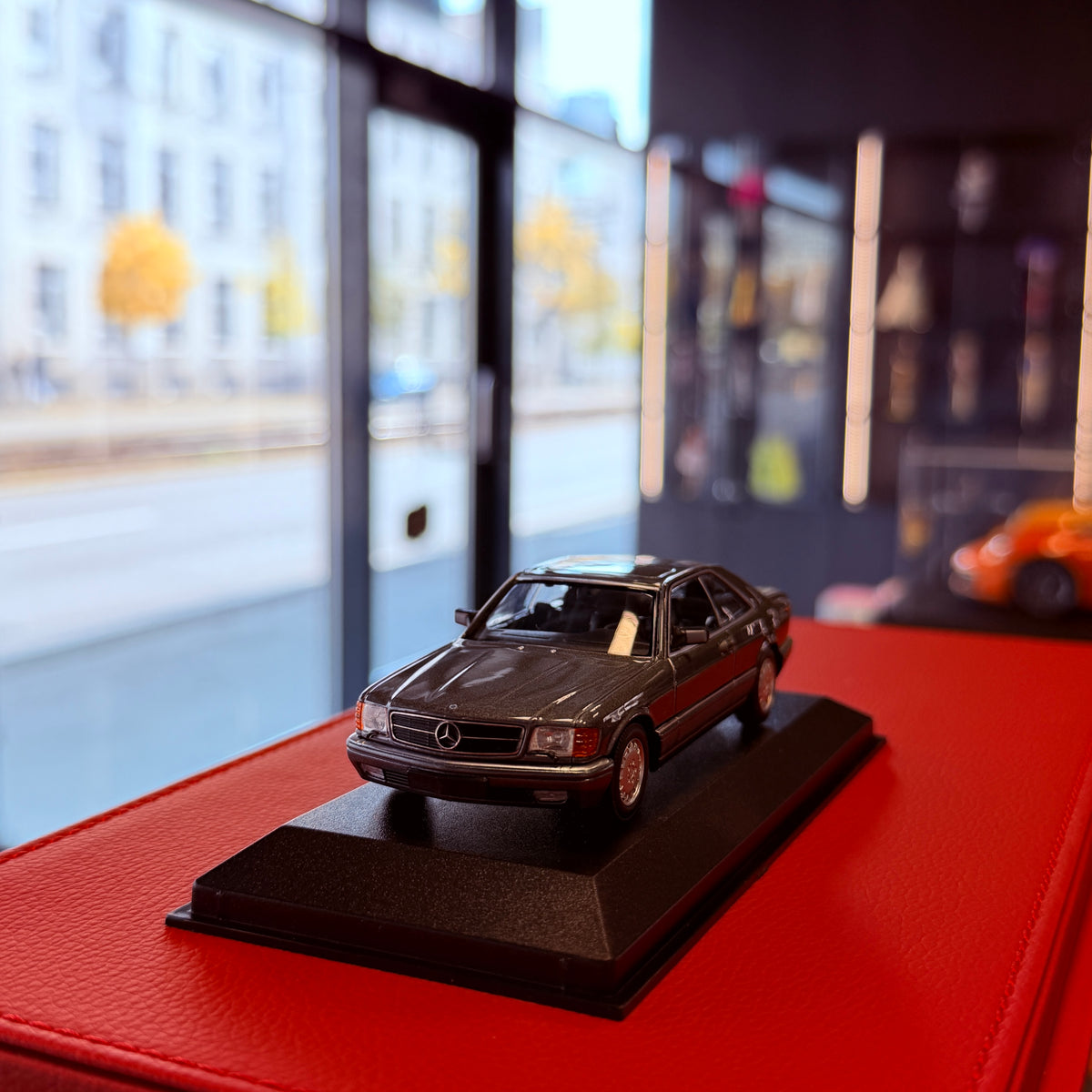 Mercedes-Benz 560 SEC (C126) 1986 šedá metalíza 1:43 od Maxichamps