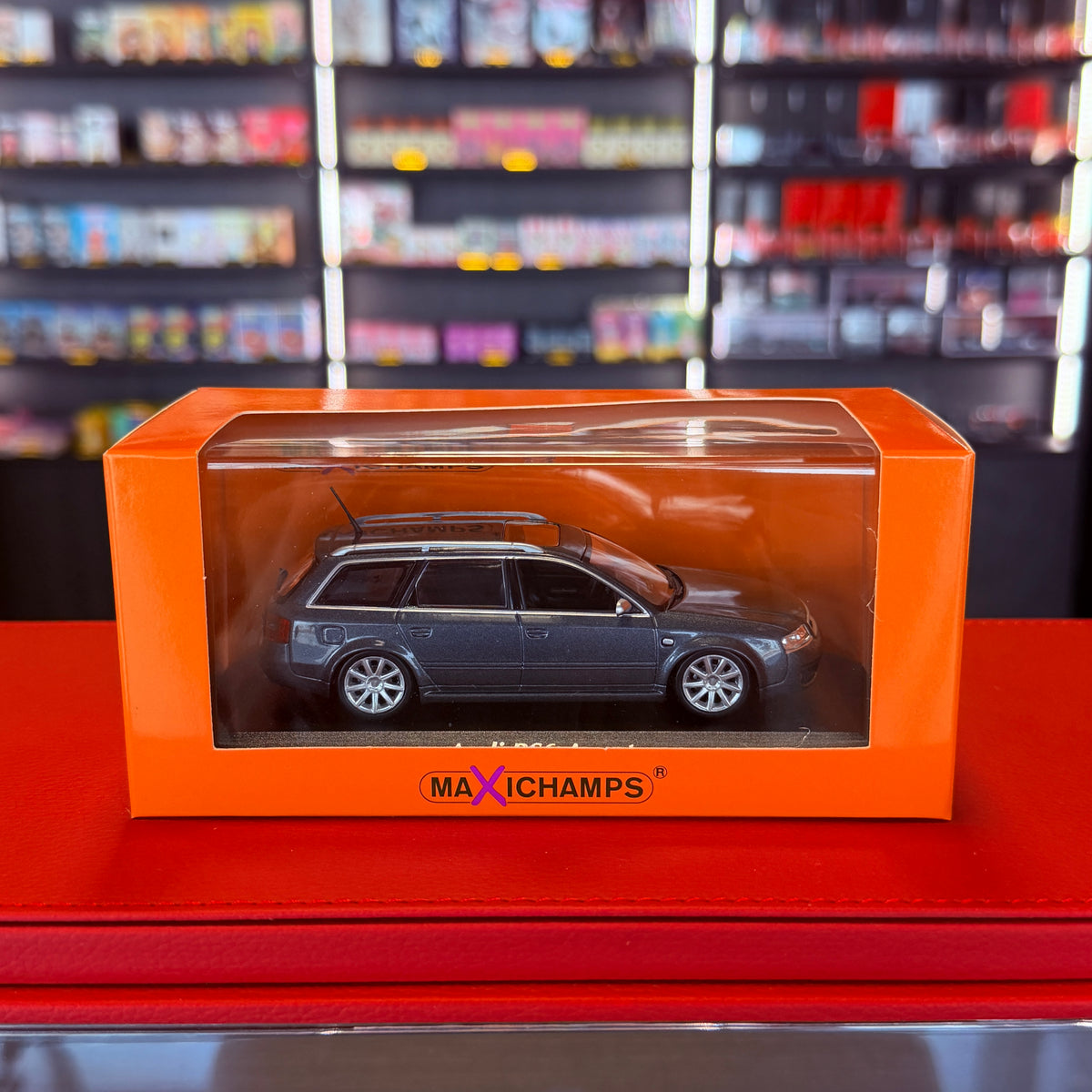 Audi RS6 Avant (C5) 2002 grå metallic 1:43 fra Maxichamps