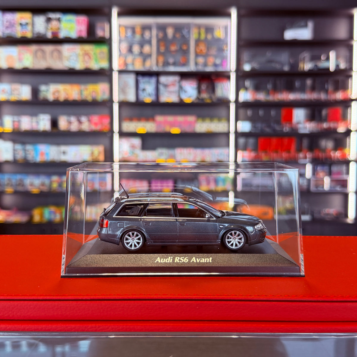 Audi RS6 Avant (C5) 2002 grå metallic 1:43 fra Maxichamps