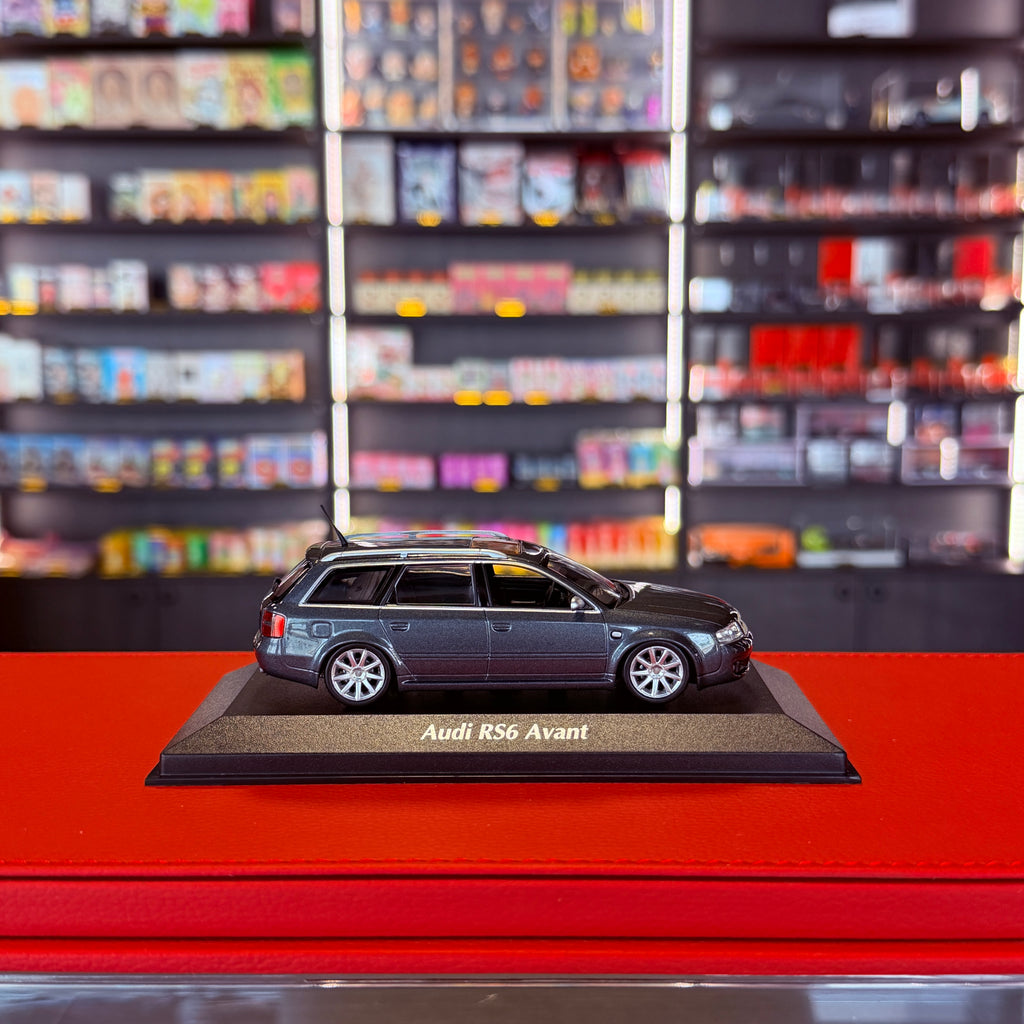 Audi RS6 Avant (C5) 2002 grå metallic 1:43 fra Maxichamps