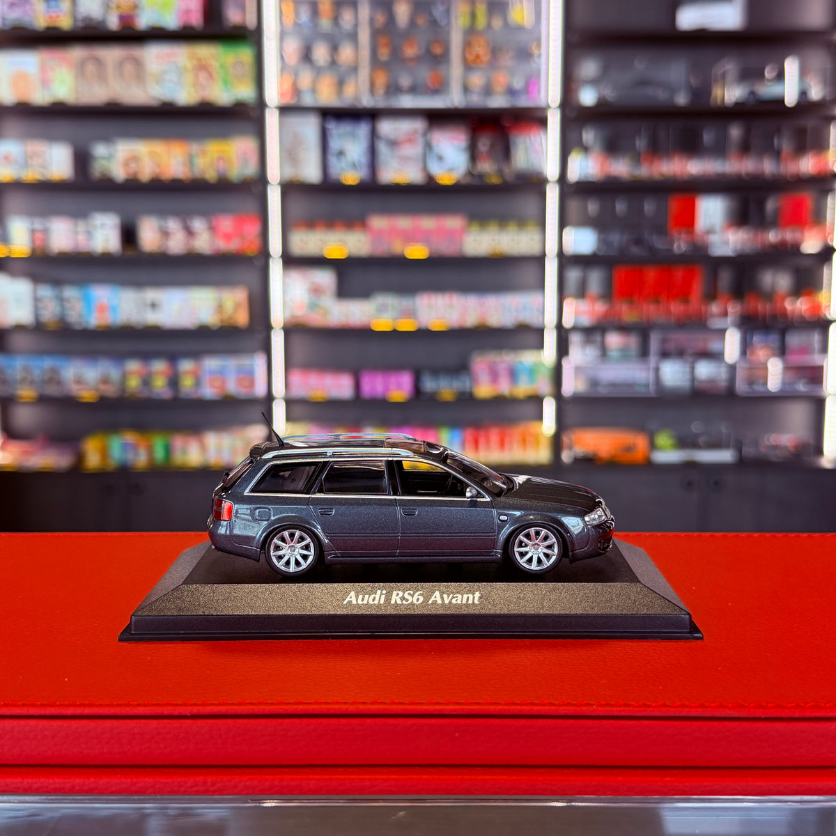 Audi RS6 Avant (C5) 2002 grå metallic 1:43 fra Maxichamps