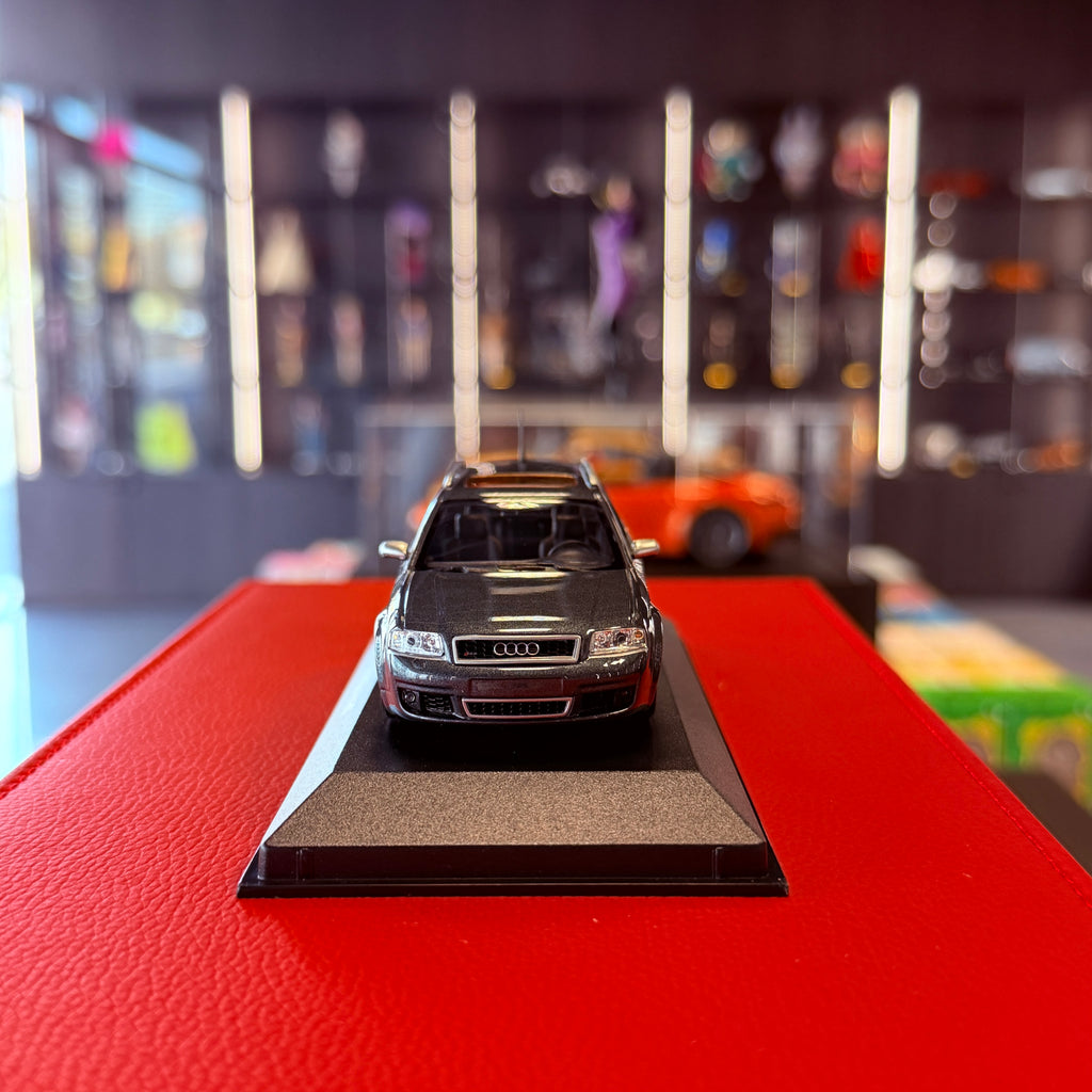 Audi RS6 Avant (C5) 2002 grå metallic 1:43 fra Maxichamps