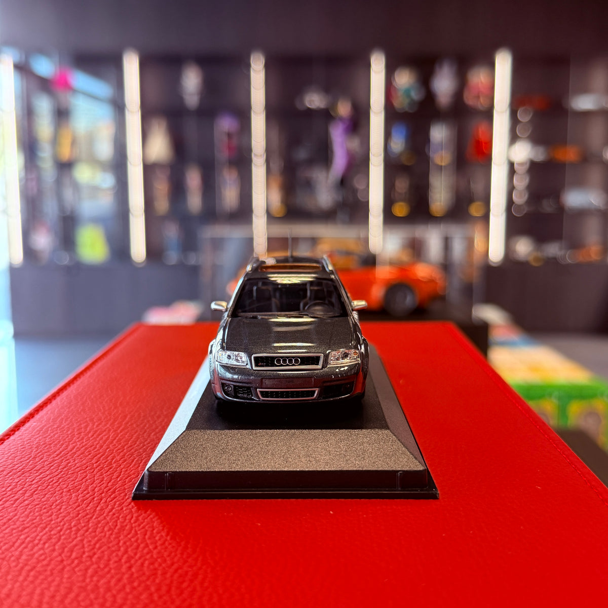 Audi RS6 Avant (C5) 2002 grå metallic 1:43 fra Maxichamps