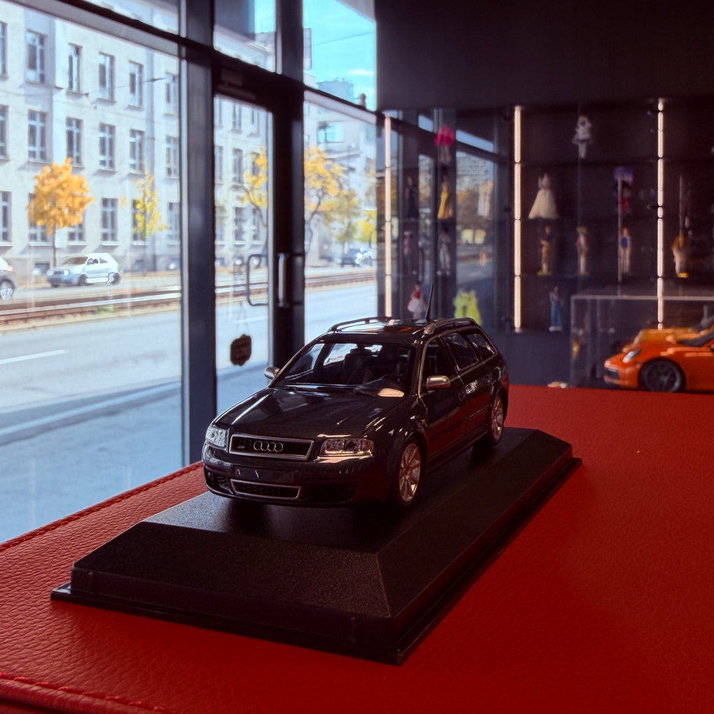 Audi RS6 Avant (C5) 2002 grå metallic 1:43 fra Maxichamps