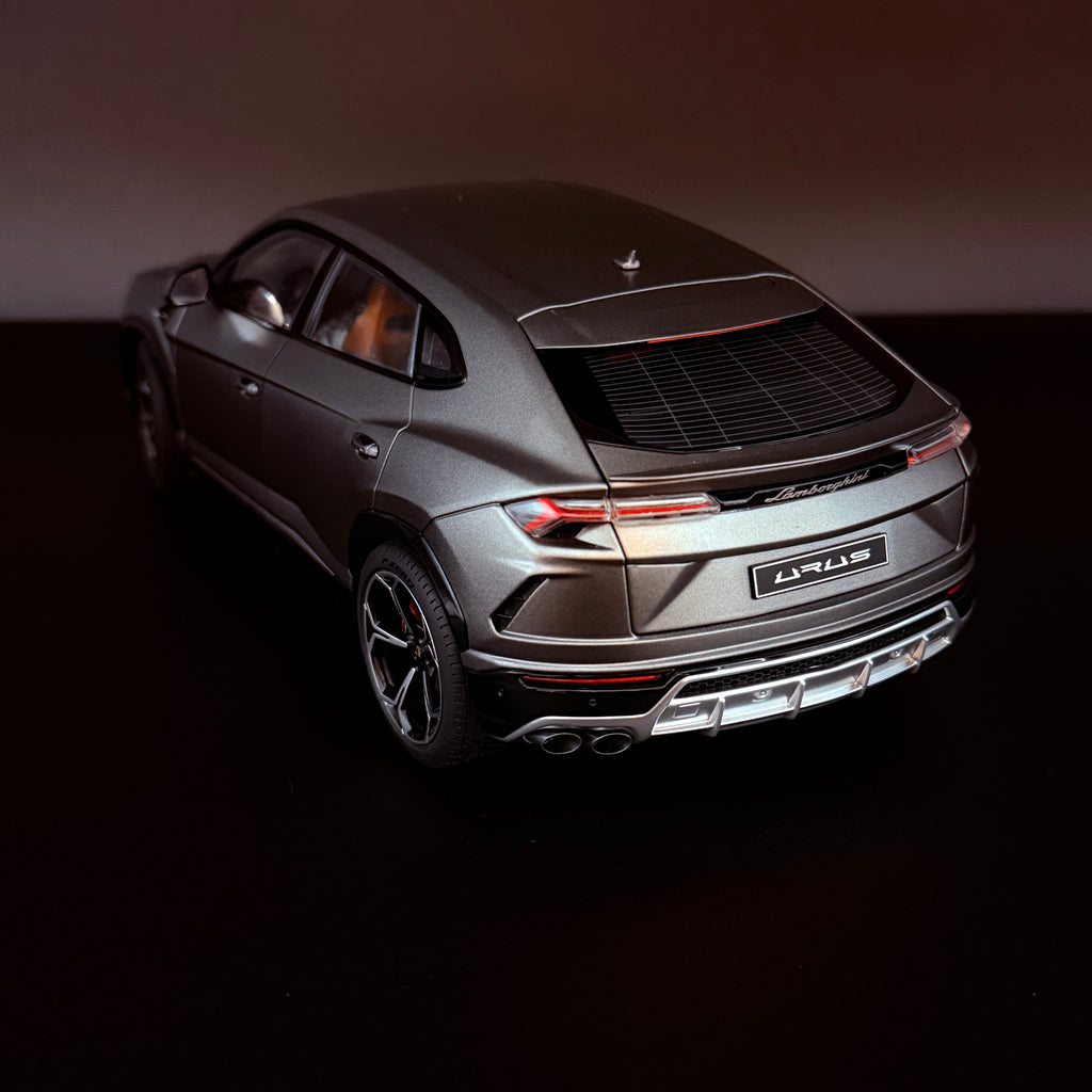 Lamborghini Urus – Grigio Titans / Mattgrau Maßstab 1:18 von AUTOart