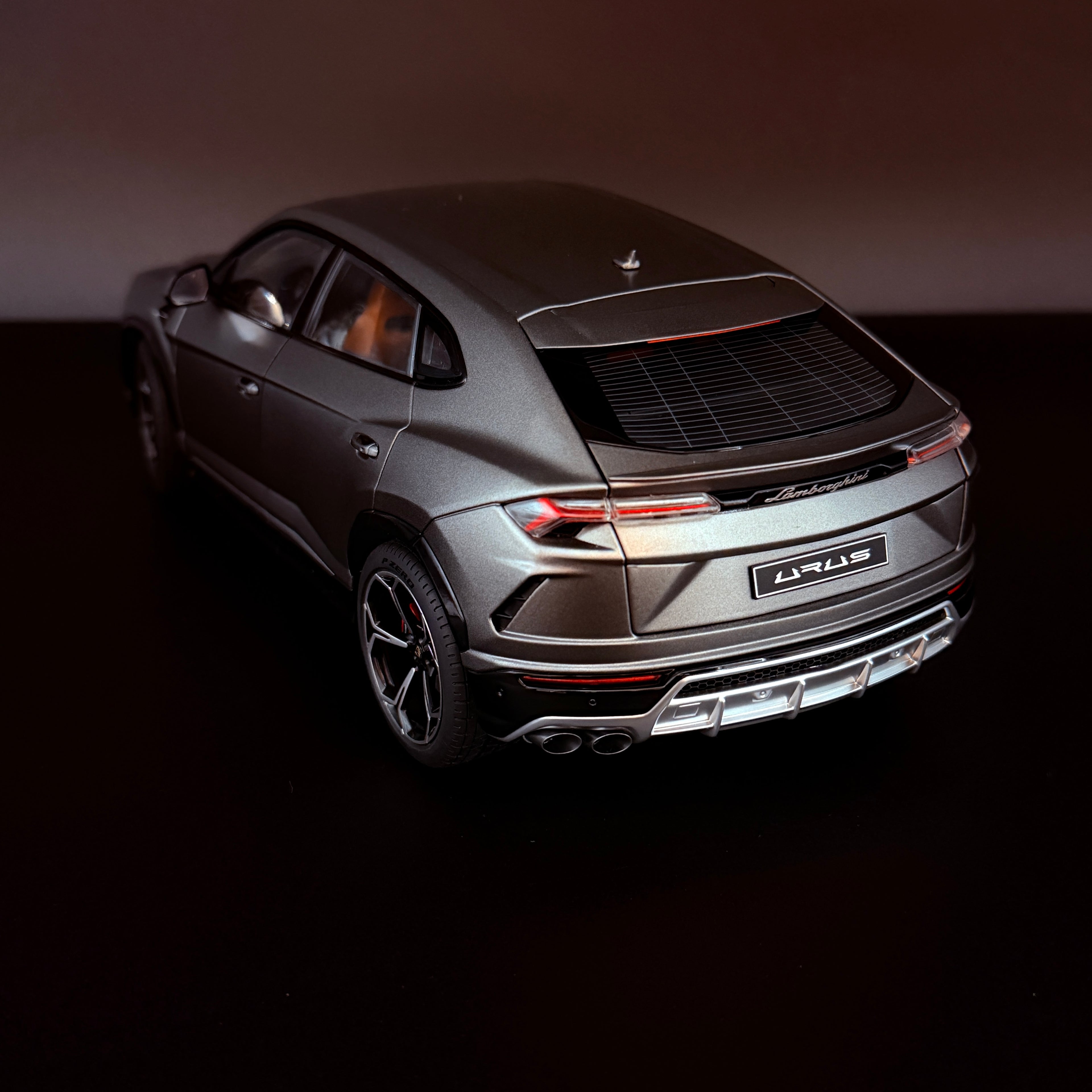 Lamborghini Urus – Grigio Titans / Mattgrau Maßstab 1:18 von AUTOart