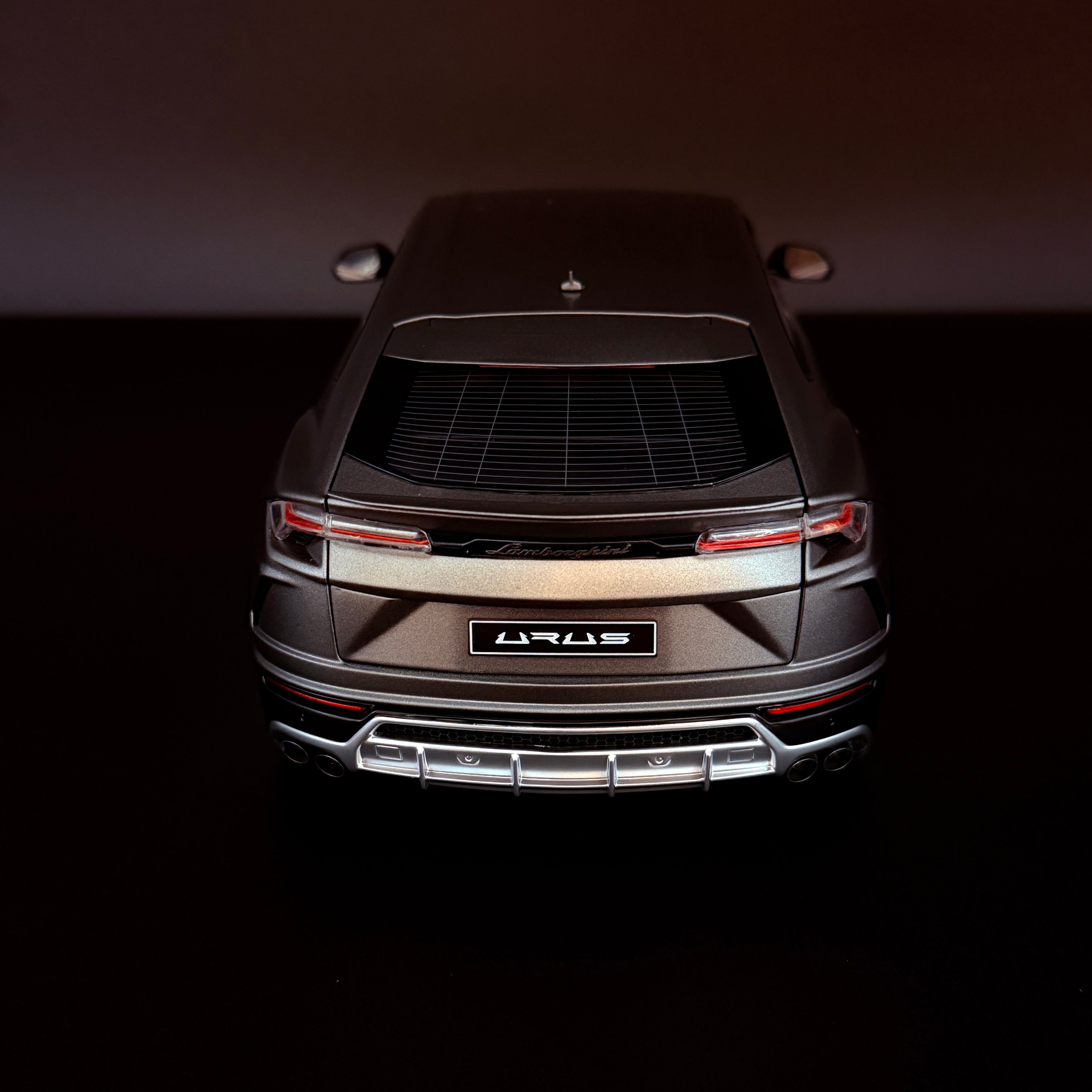 Lamborghini Urus – Grigio Titans / Mattgrau Maßstab 1:18 von AUTOart