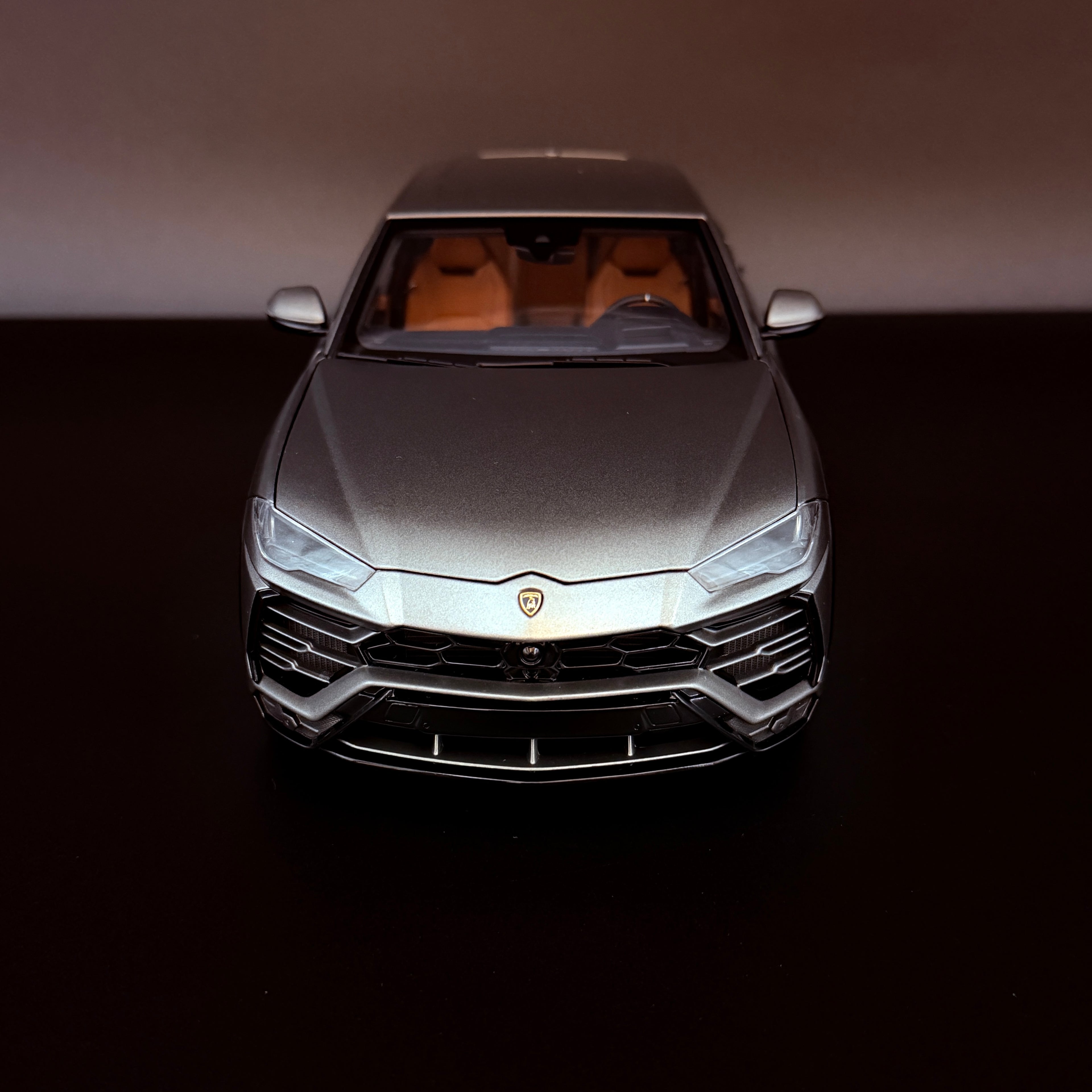 Lamborghini Urus – Grigio Titans / Mattgrau Maßstab 1:18 von AUTOart