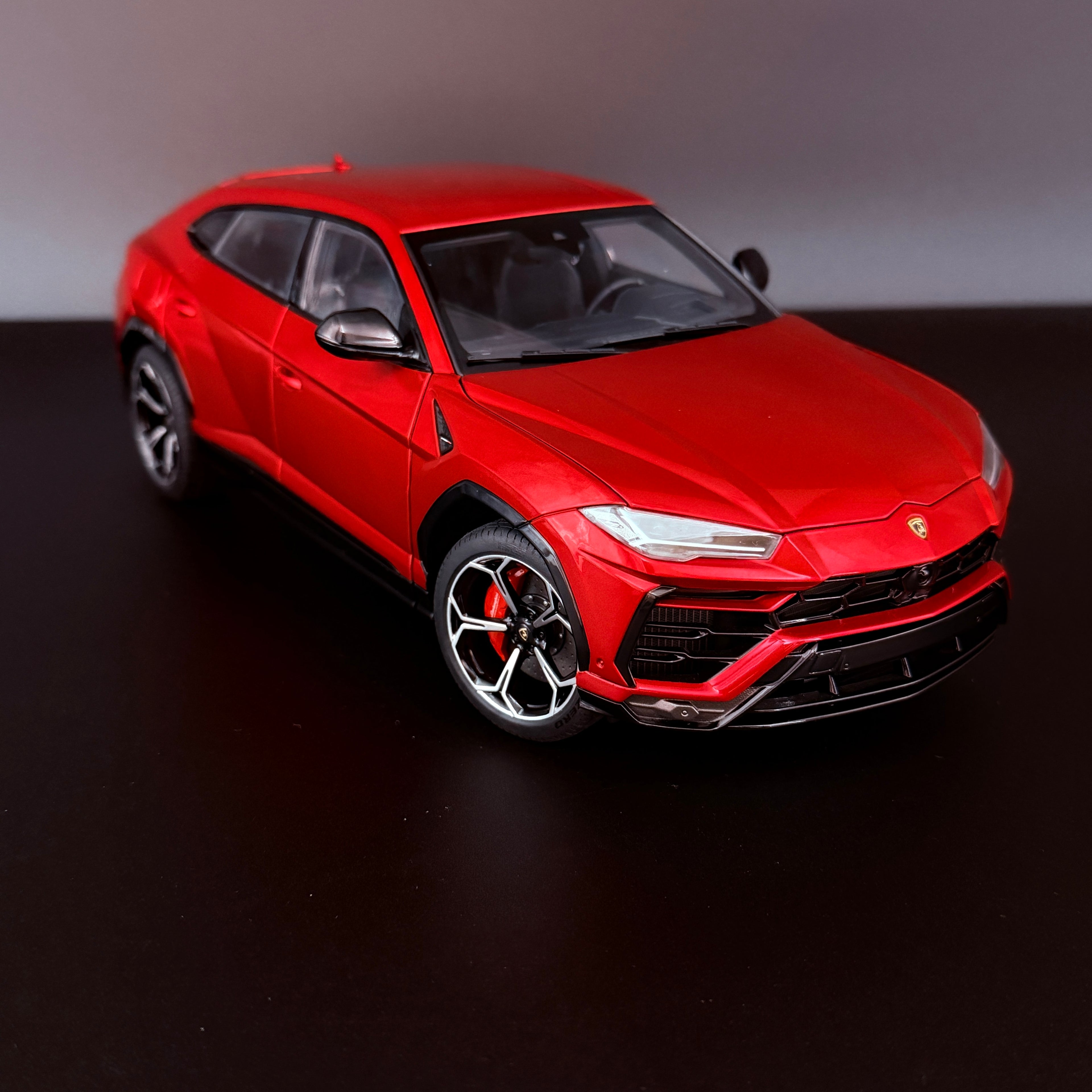 Lamborghini Urus – Rosso Efesto (Perlrot) Maßstab 1:18 von AUTOart