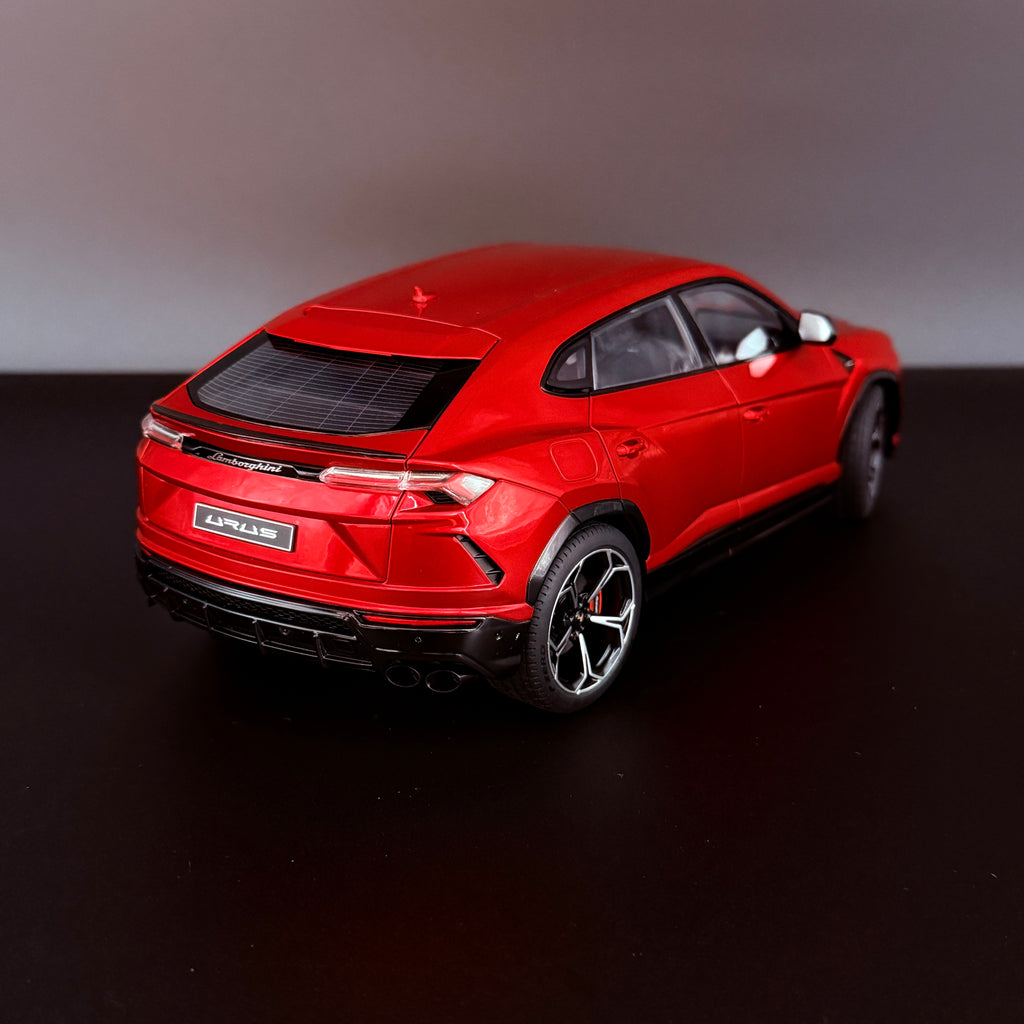 Lamborghini Urus – Rosso Efesto (Perlrot) Maßstab 1:18 von AUTOart