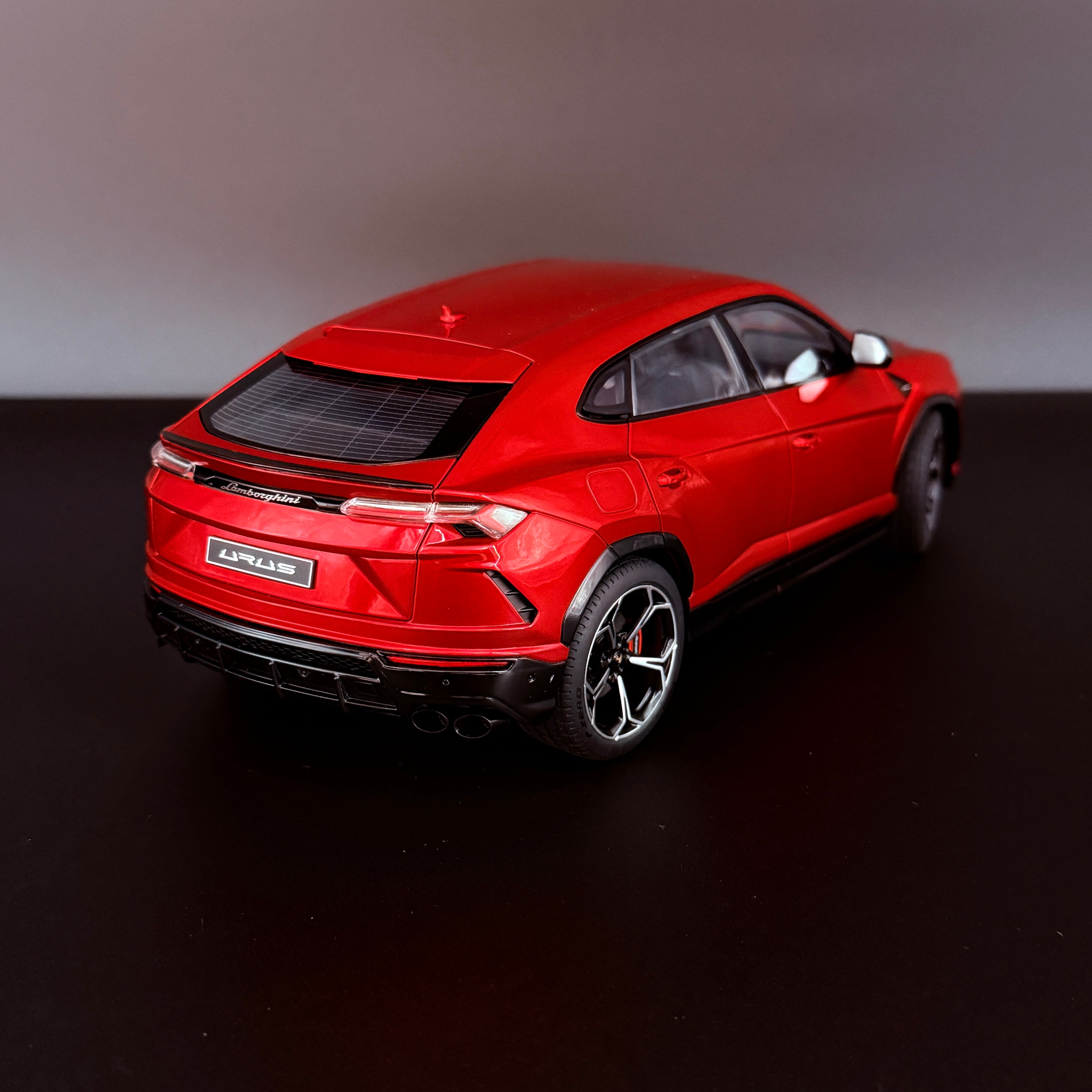 Lamborghini Urus – Rosso Efesto (Perlrot) Maßstab 1:18 von AUTOart