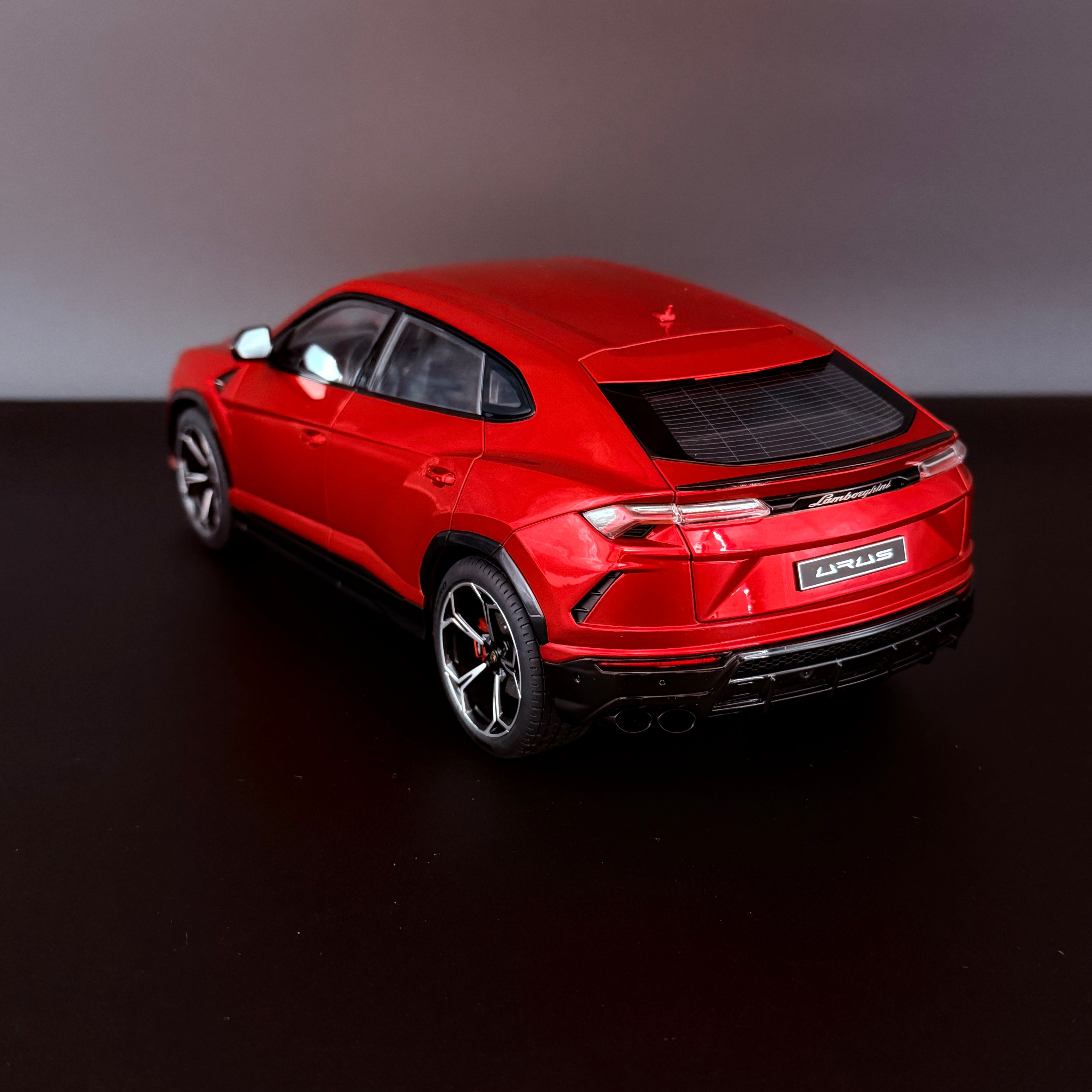 Lamborghini Urus – Rosso Efesto (Perlrot) Maßstab 1:18 von AUTOart