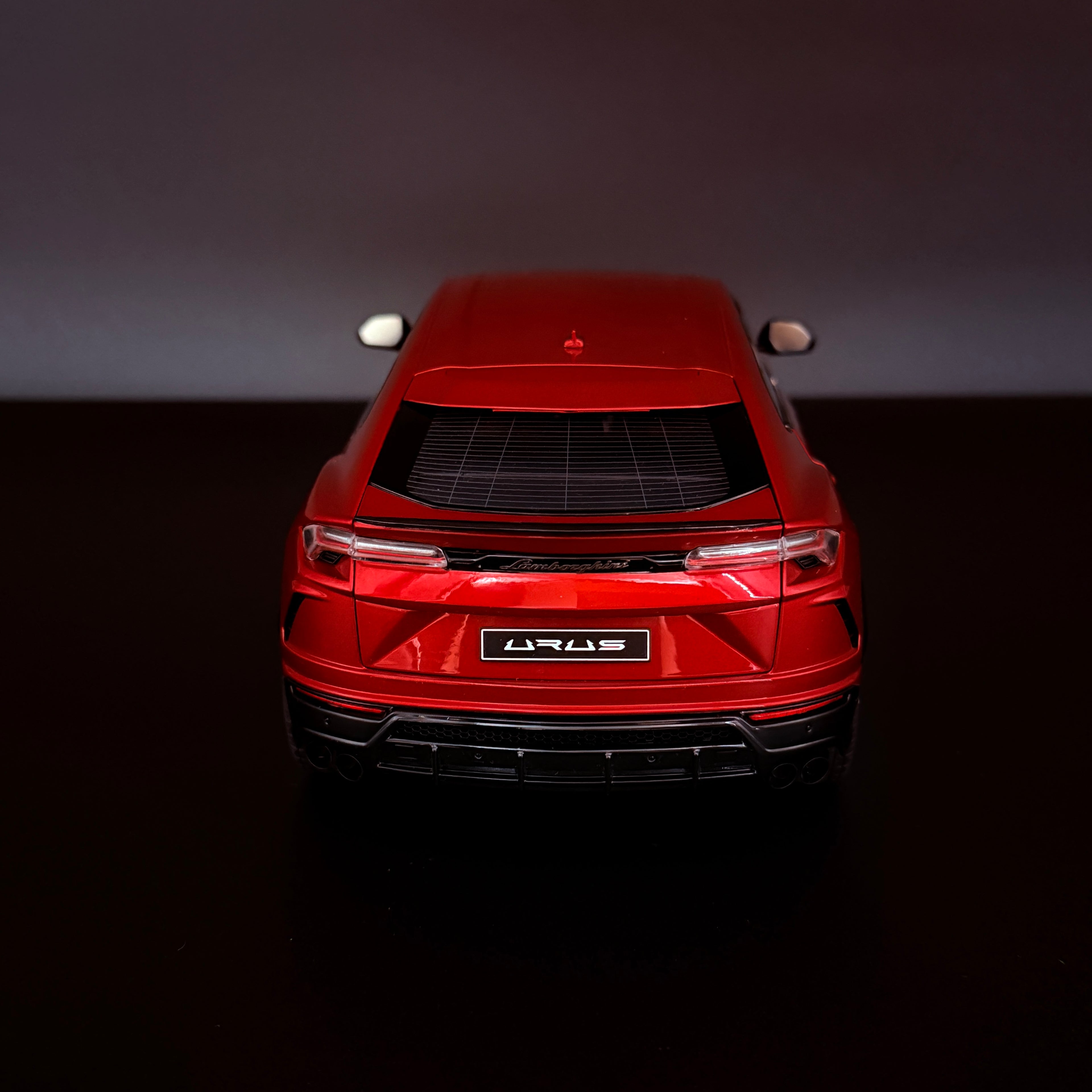 Lamborghini Urus – Rosso Efesto (Perlrot) Maßstab 1:18 von AUTOart
