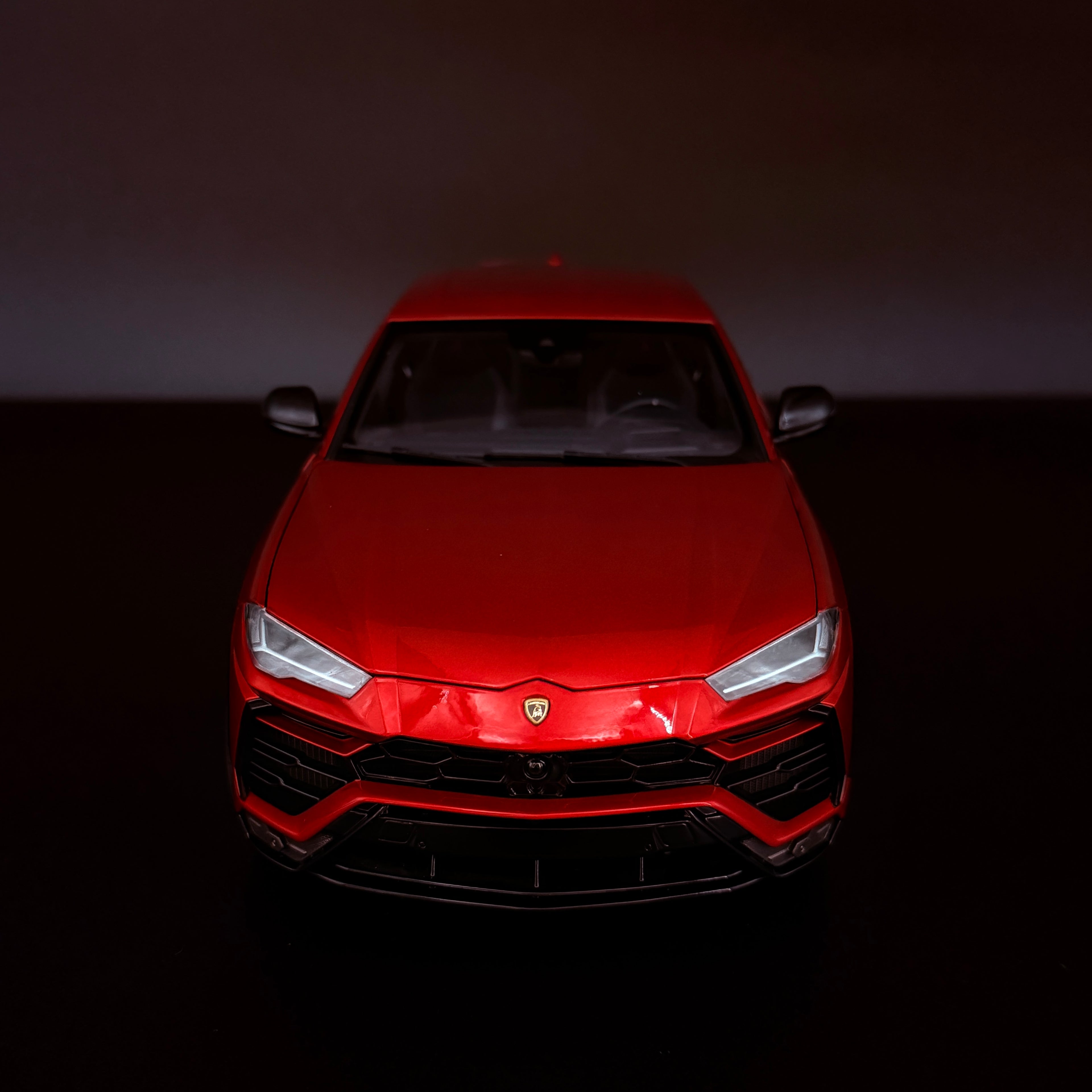 Lamborghini Urus – Rosso Efesto (Perlrot) Maßstab 1:18 von AUTOart