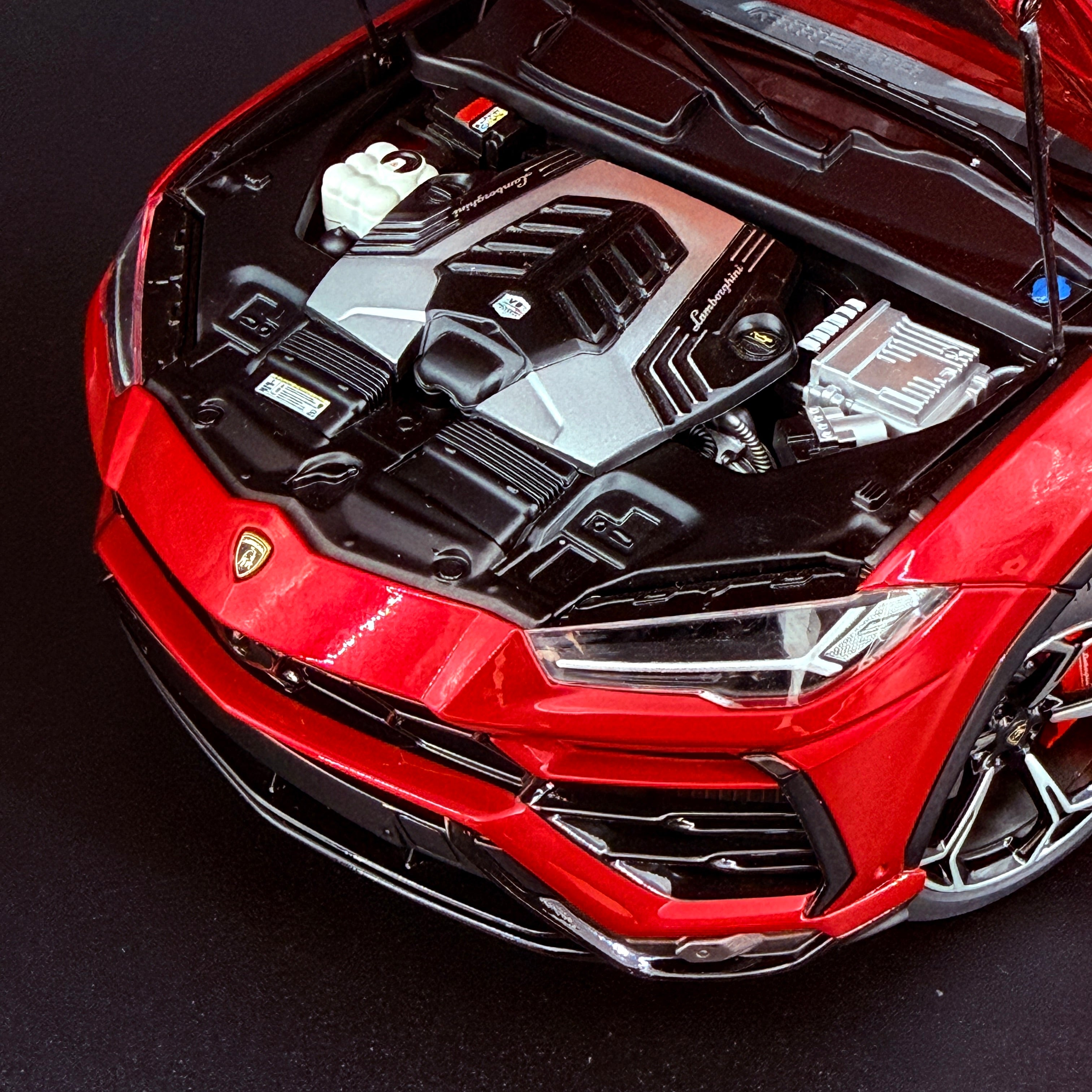Lamborghini Urus – Rosso Efesto (Perlrot) Maßstab 1:18 von AUTOart