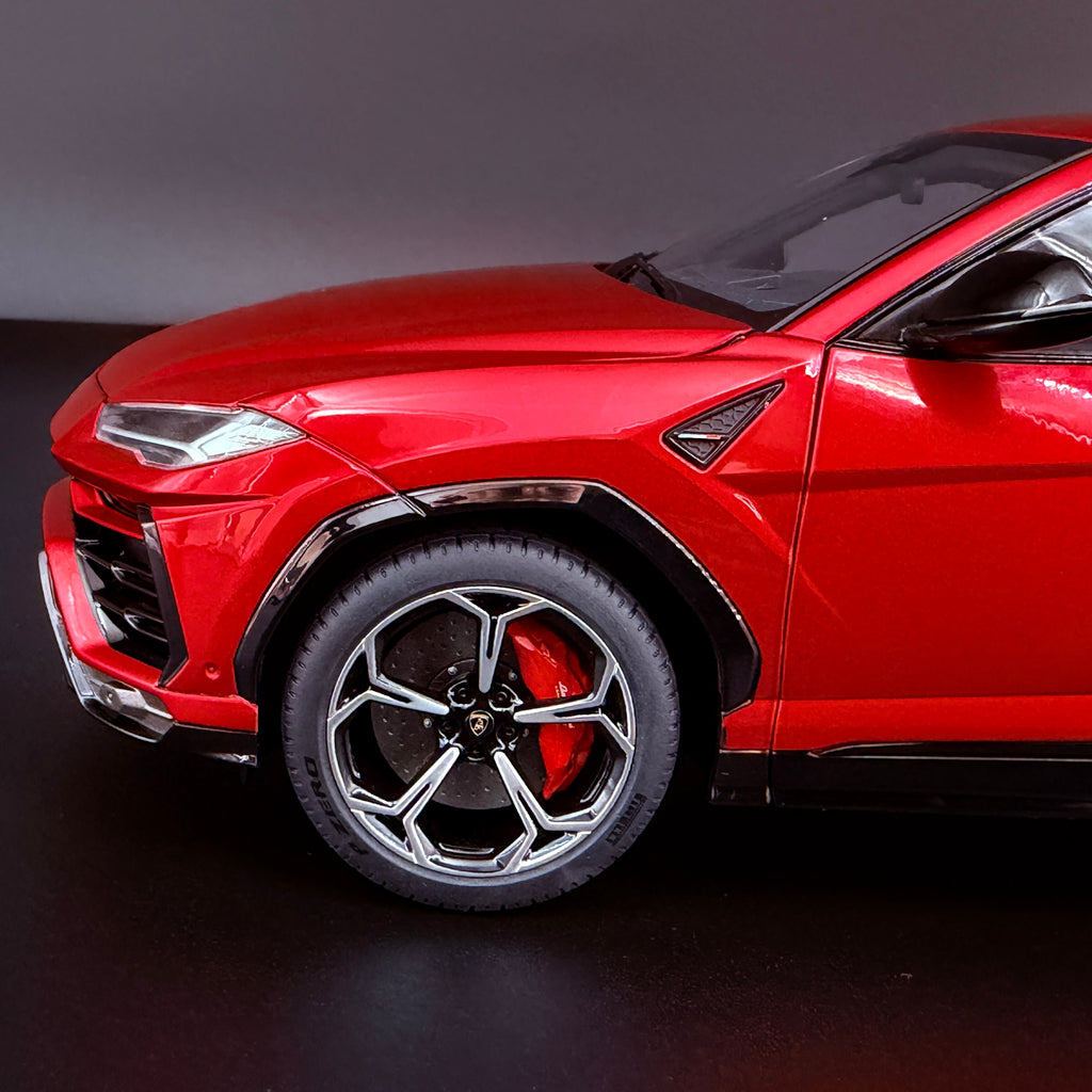 Lamborghini Urus – Rosso Efesto (Perlrot) Maßstab 1:18 von AUTOart